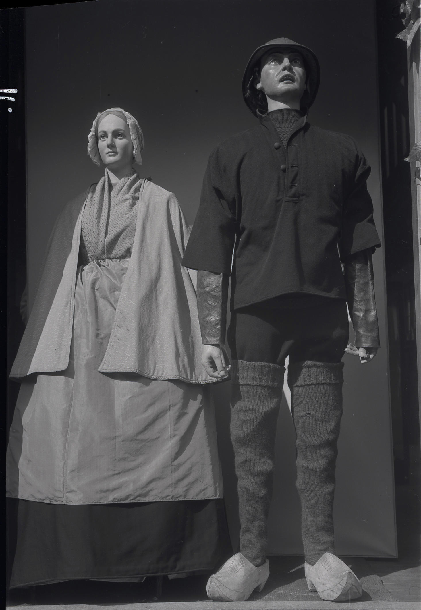 Ontruiming streekdrachttentoonstelling Nederlands Openluchtmuseum, 1943 (zwart-wit foto)