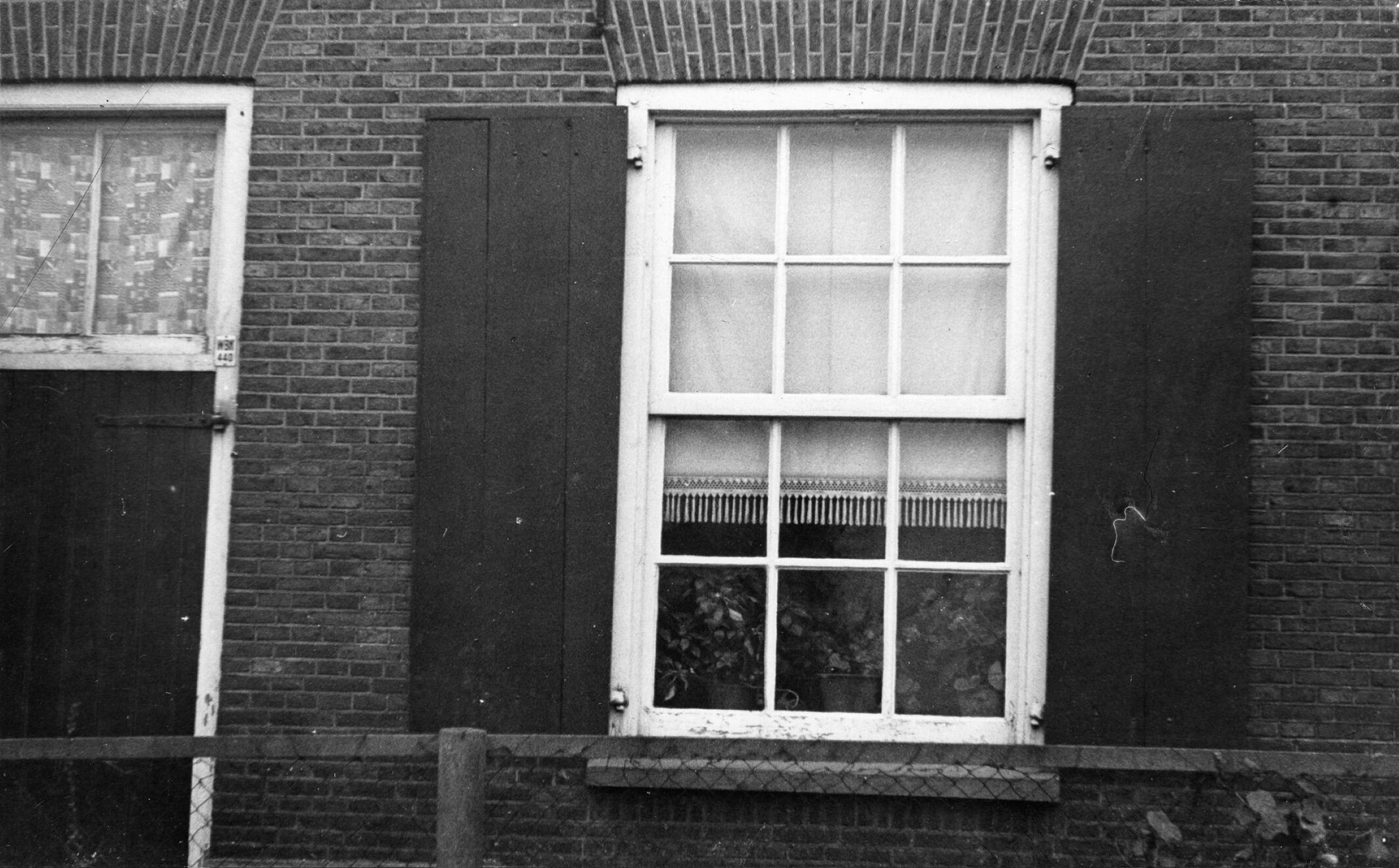 Voorgevel van een boerderij, Het Loo, 1937 (zwart-wit negatief)