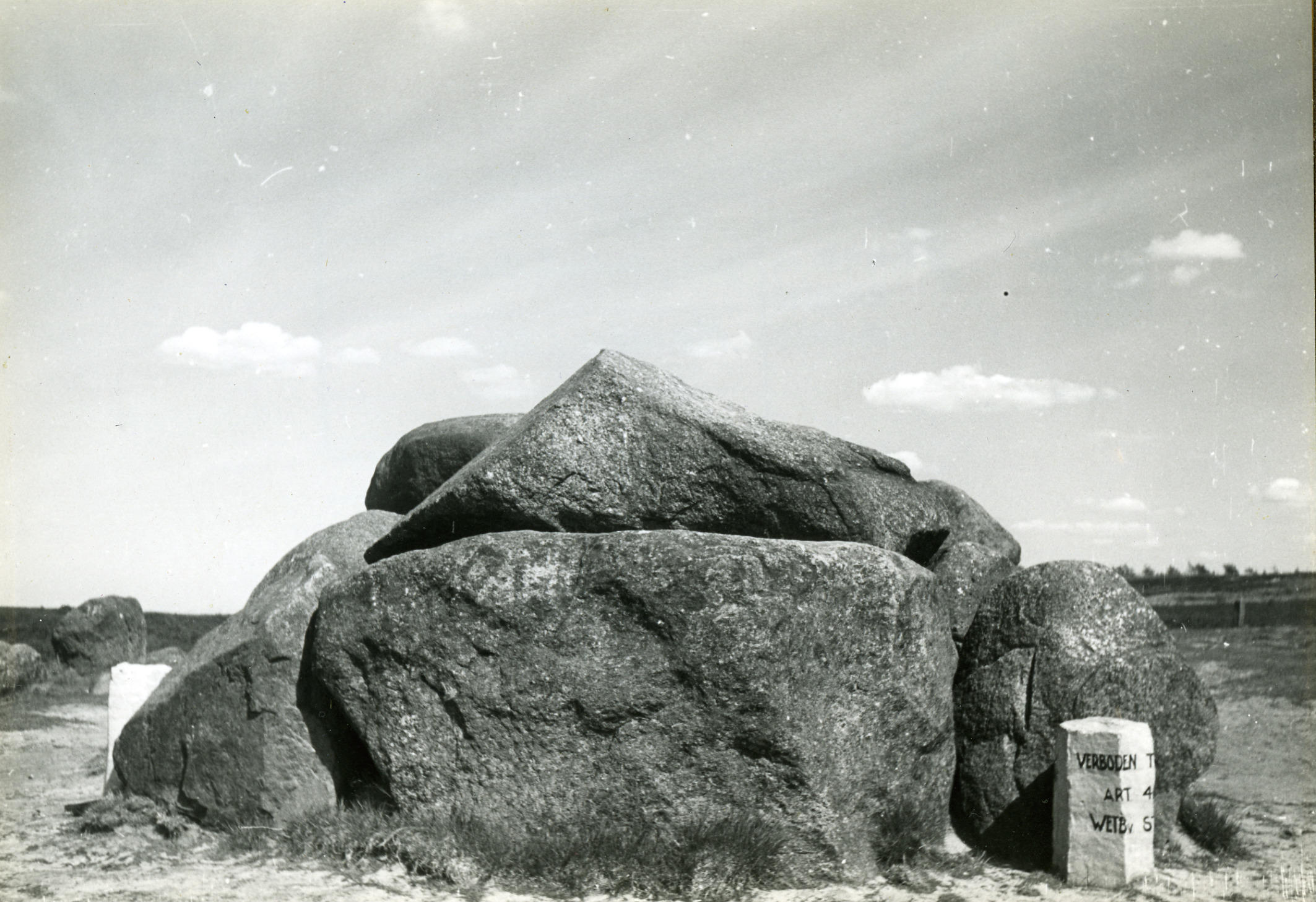 Hunebed bij Havelte, circa 1940 (zwart-wit foto)