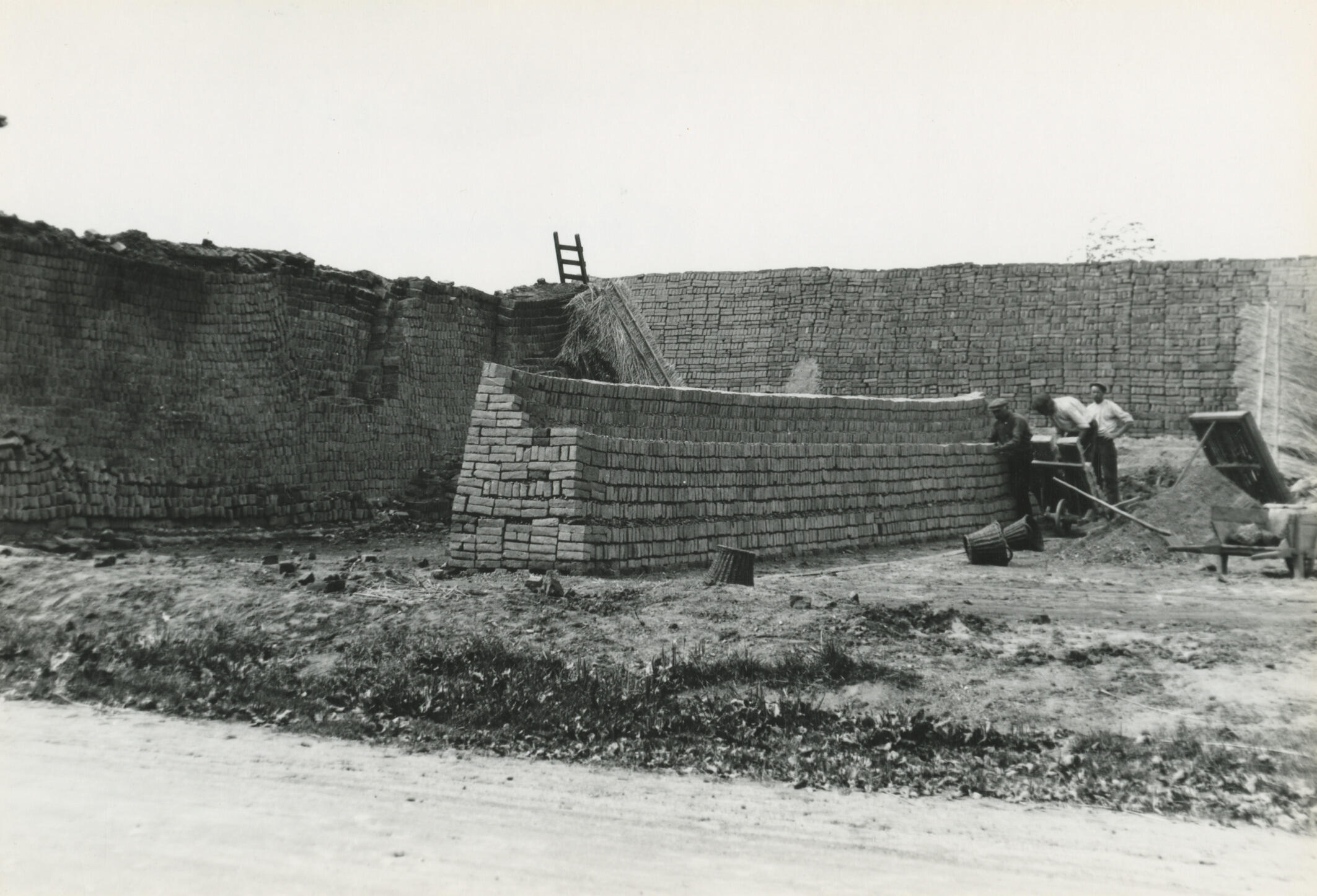 Veldoven van een steenbakkerij, Elsloo, 1930 (zwart-wit foto)