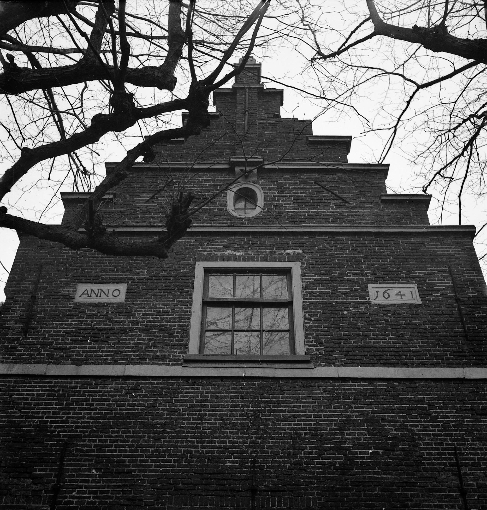 Topgevel van boerderij 'De Twaalf Apostelen', Stompetoren, 1943 (zwart-wit negatief)