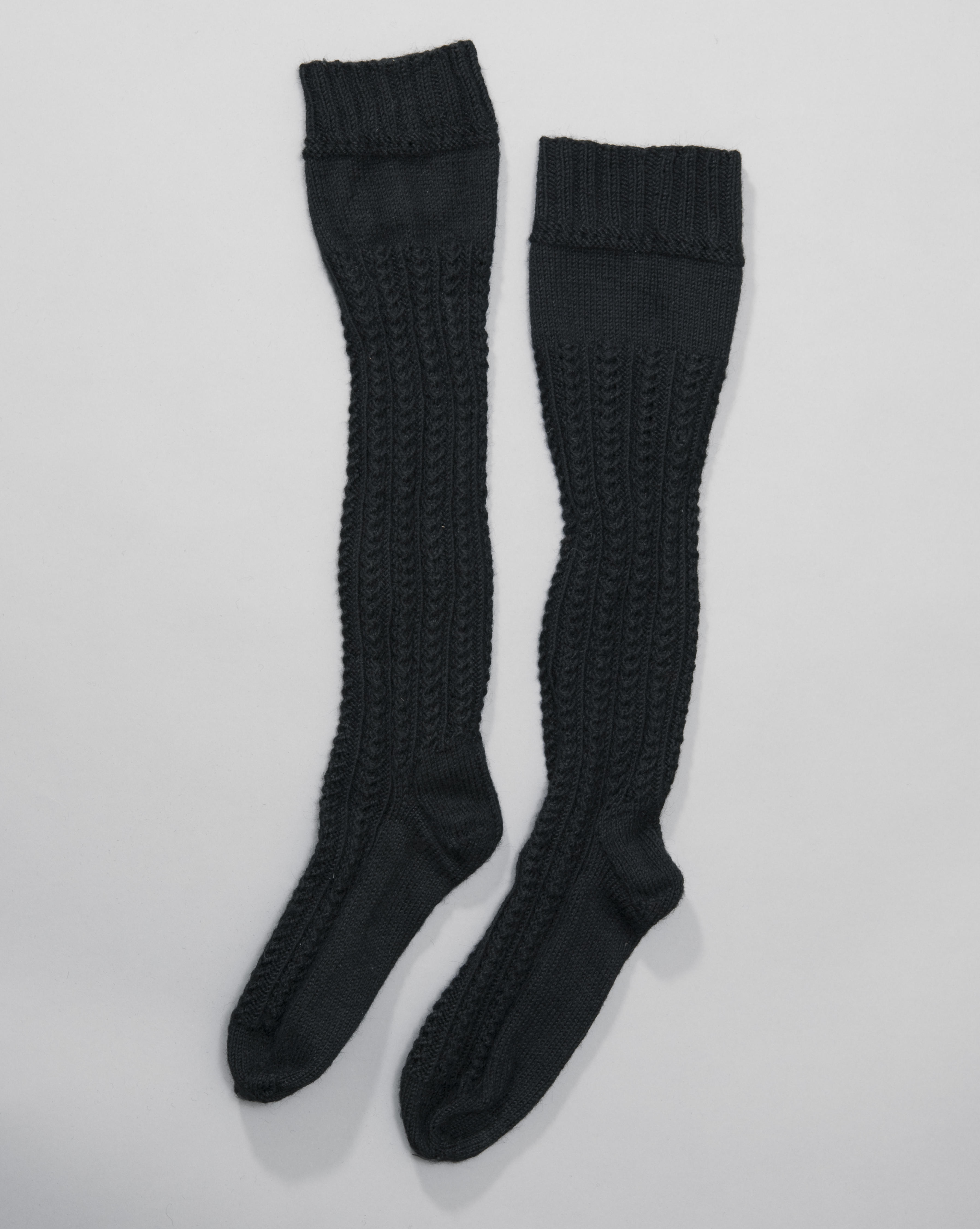 Paar handgebreide zwarte wollen jongenskousen, Urk, voor 1973
