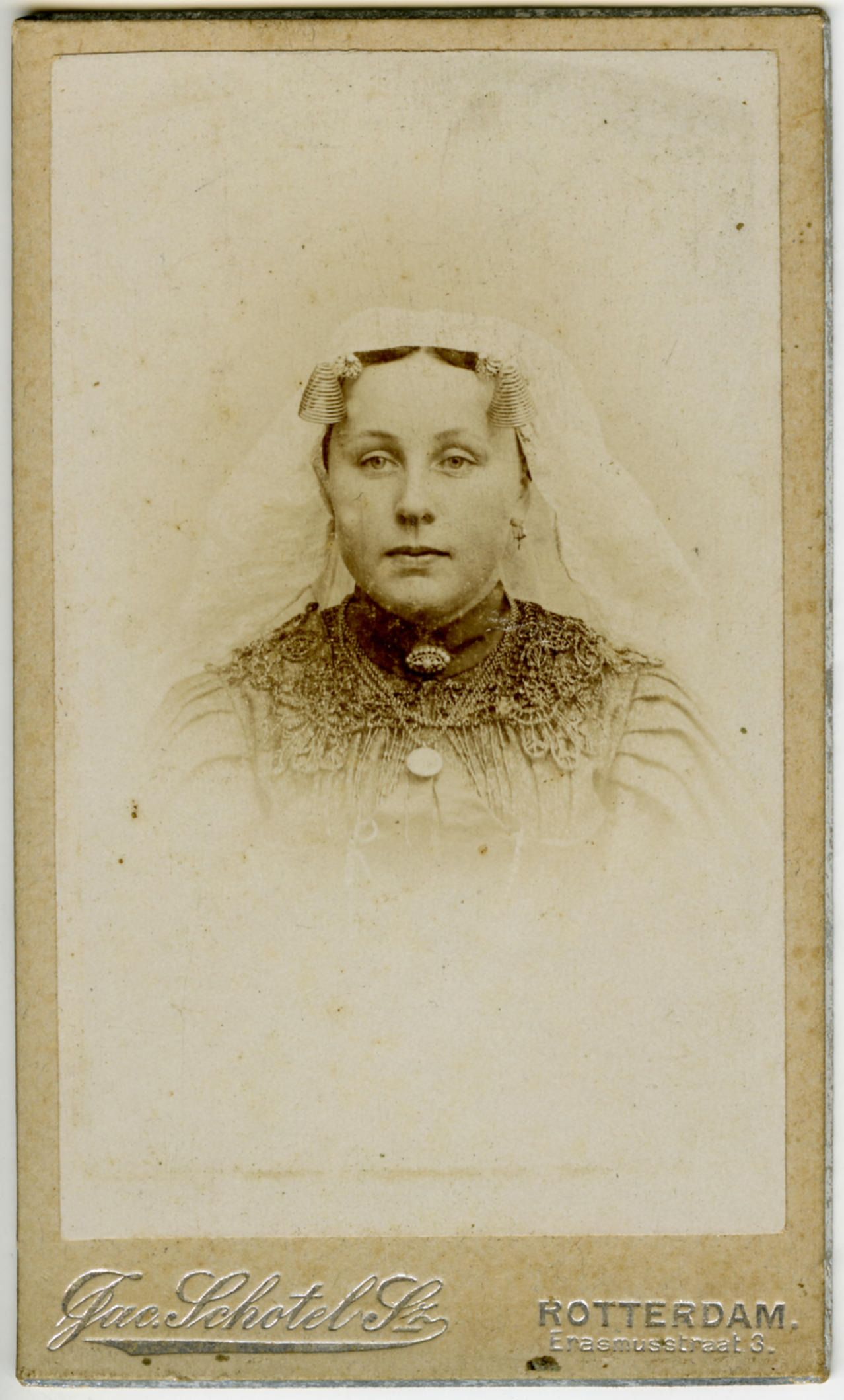 Carte-de-visite van een vrouw in streekdracht van de Zuid-Hollandse Eilanden, 1885–1890 (zwart-wit foto)