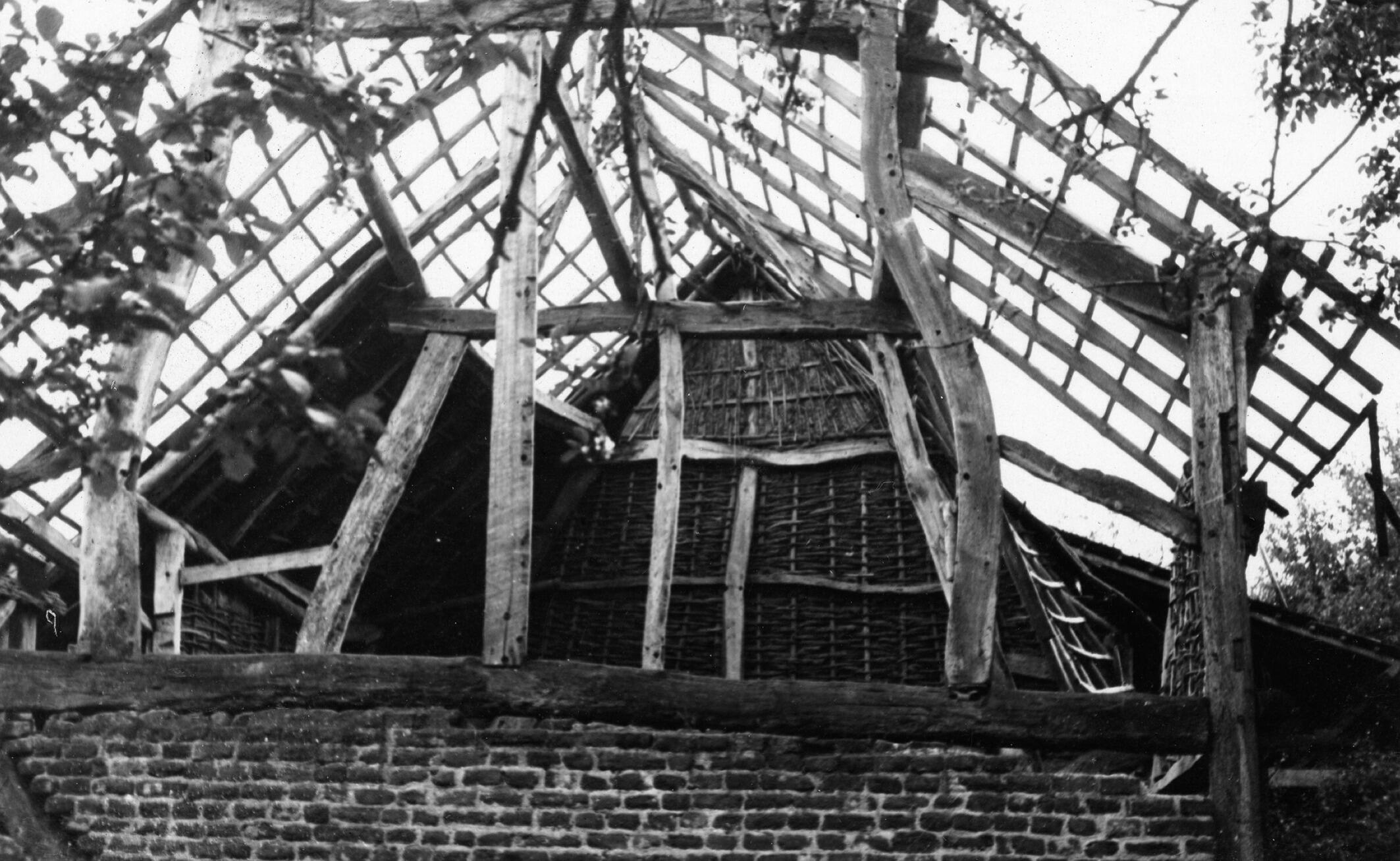 Afbraak van een schuur, Guttecoven, 1937 (zwart-wit foto)