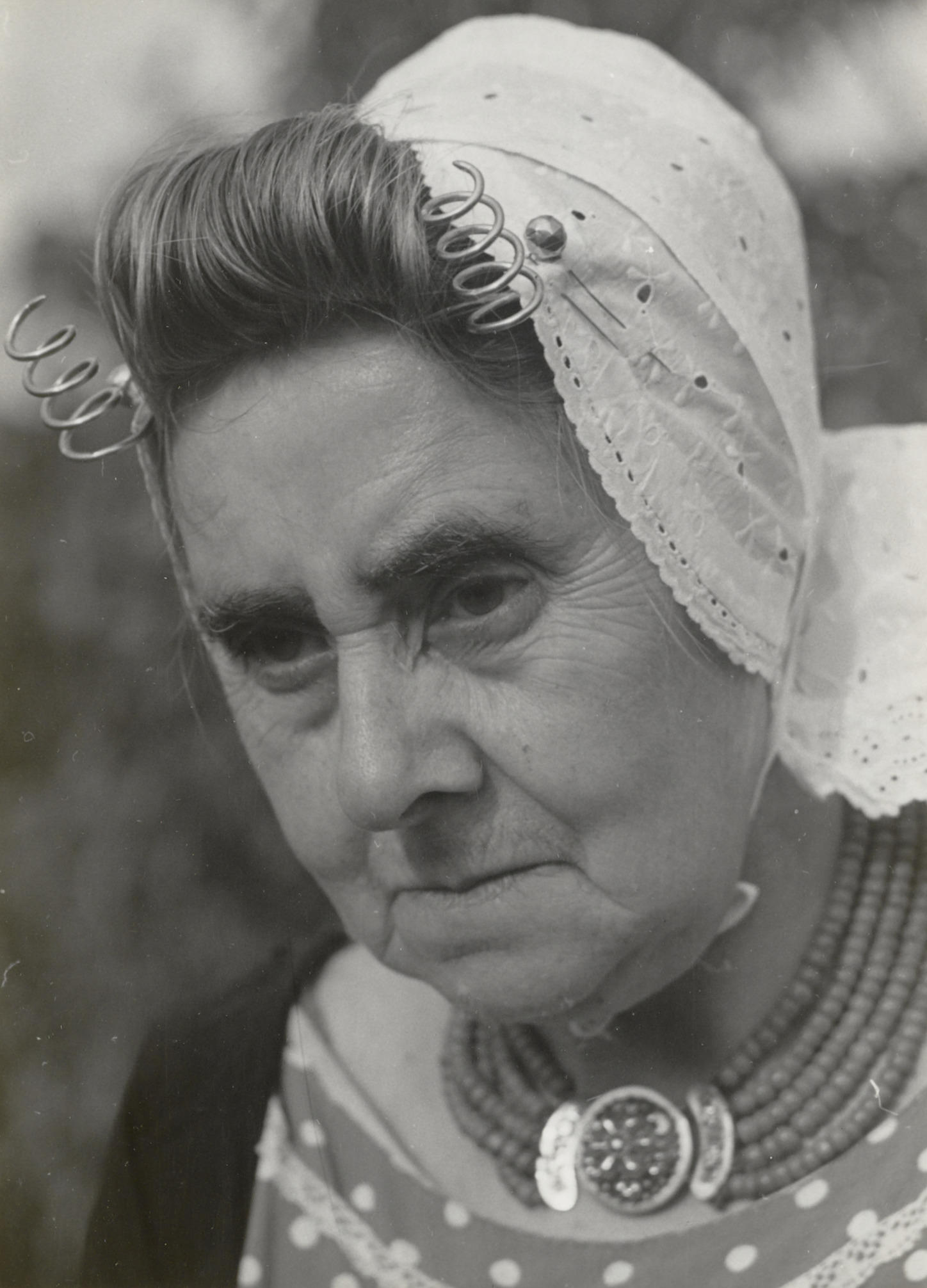 Vrouw uit Veere in Walcherse dracht, 1950 (zwart-wit foto)