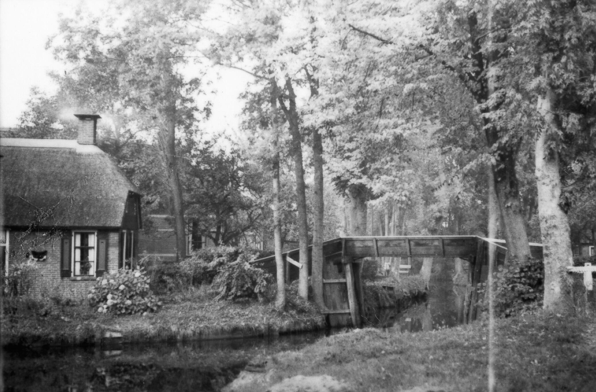 Brug bij een boerderij, Giethoorn, 1937 (zwart-wit negatief)