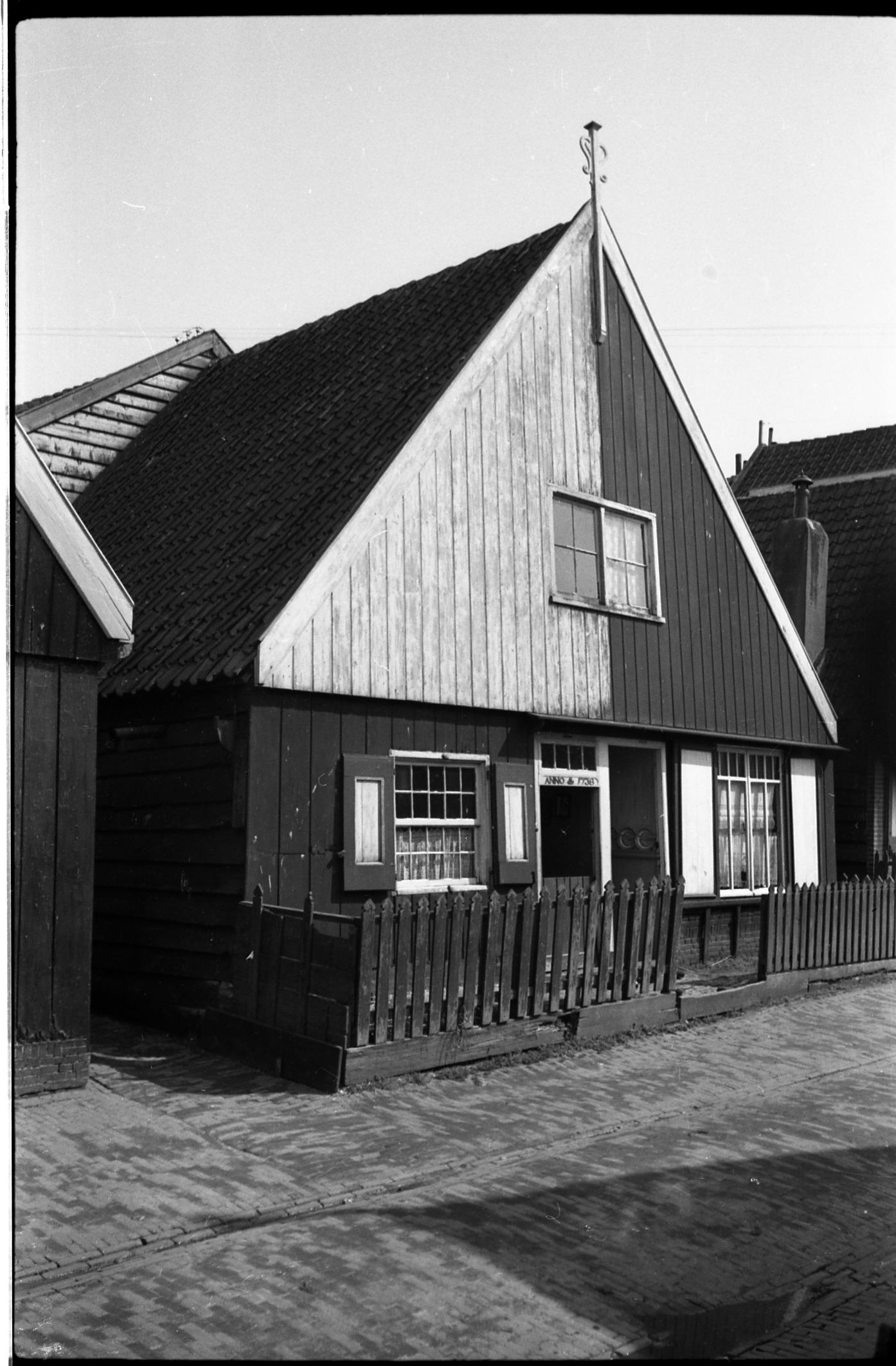 Visserswoningen, Marken, 1943 (zwart-wit negatief)