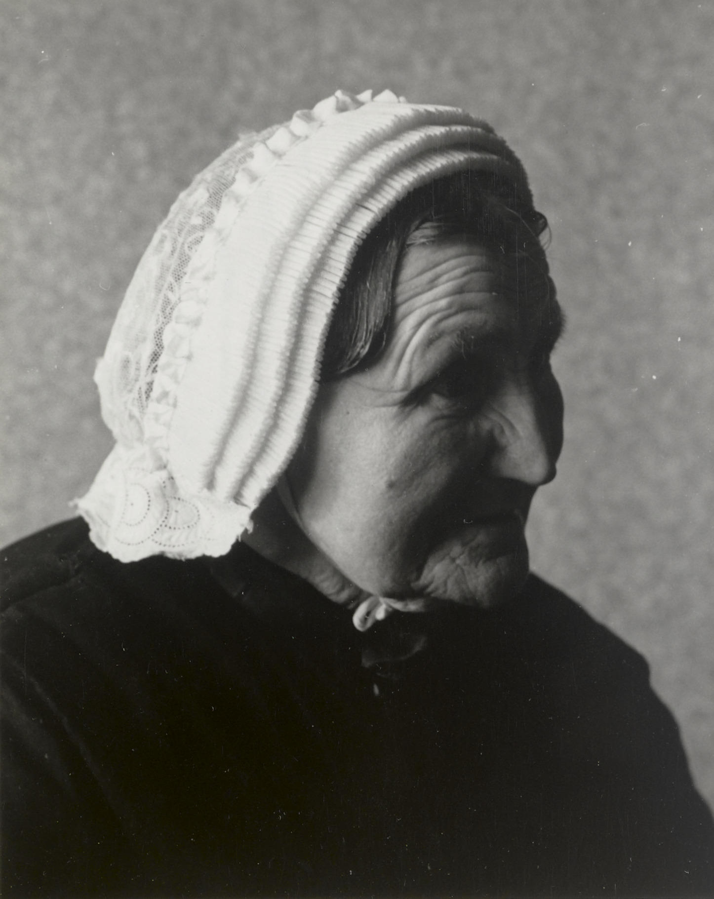 Vrouw uit Striep in Terschellinger dracht, 1950 (zwart-wit foto)