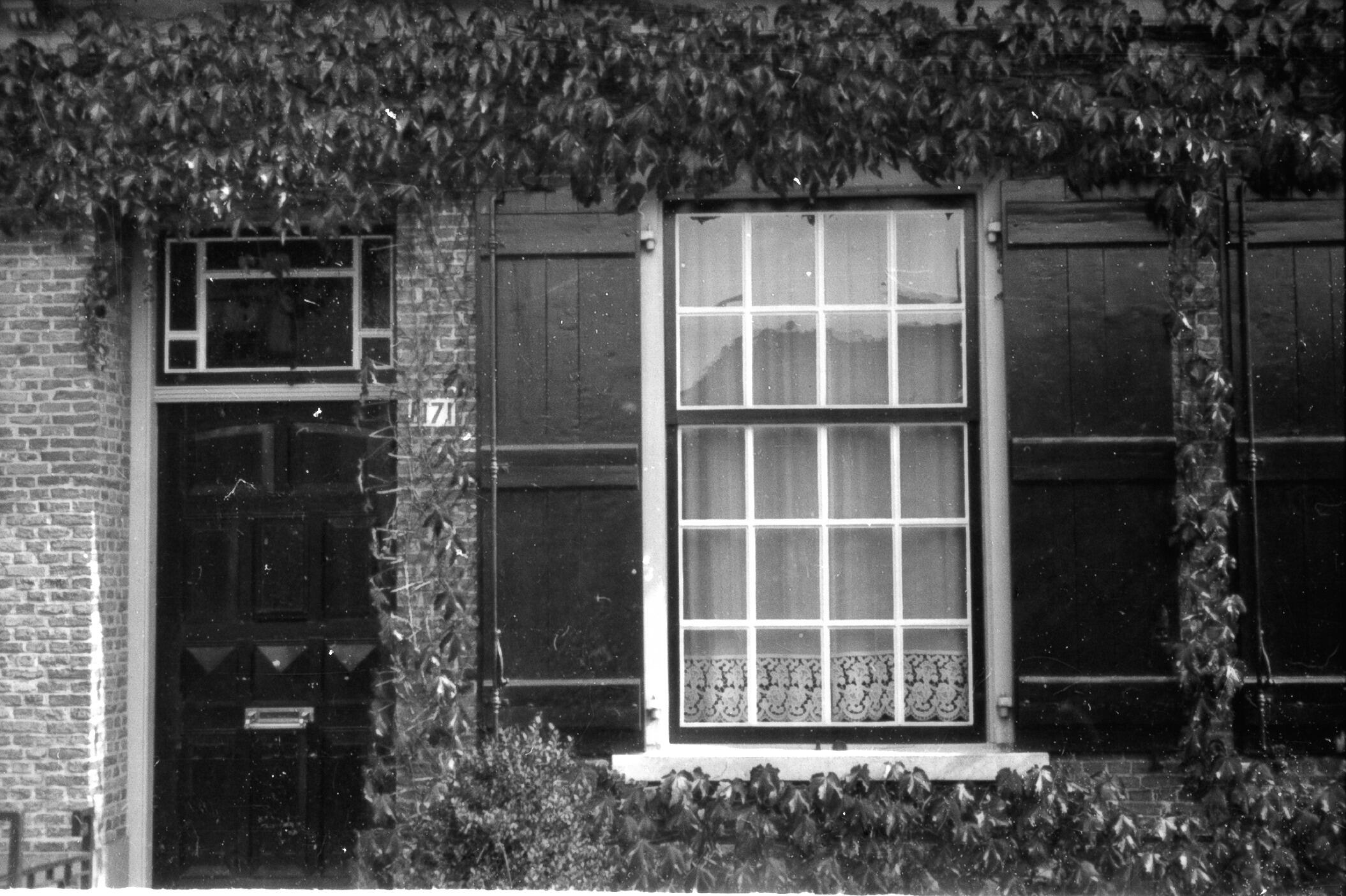 Voorgevel van een boerderij, Bavel, 1940 (zwart-wit foto)