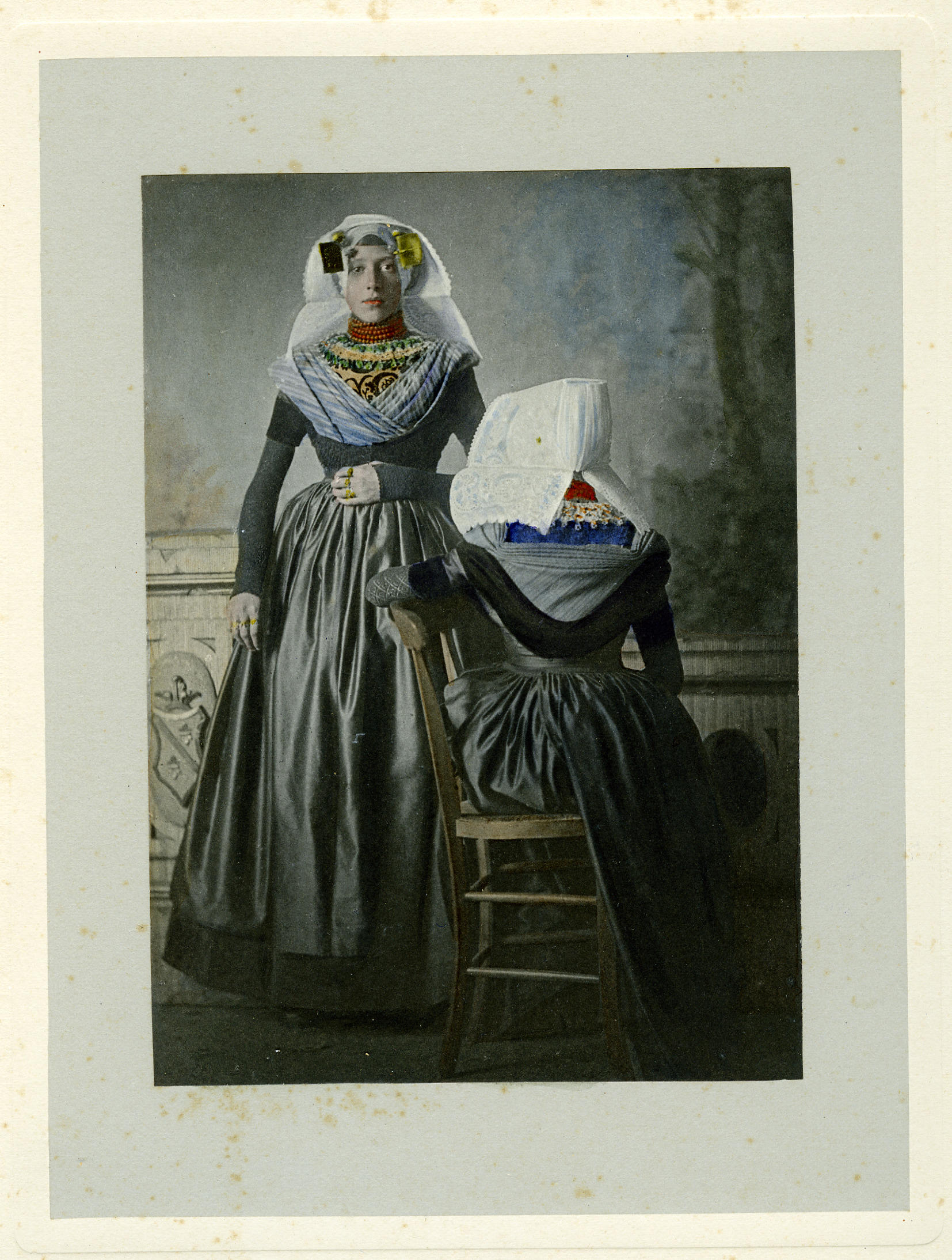 Twee meisjes in rooms-katholieke Zuid-Bevelandse dracht, 1894 (zwart-wit foto)