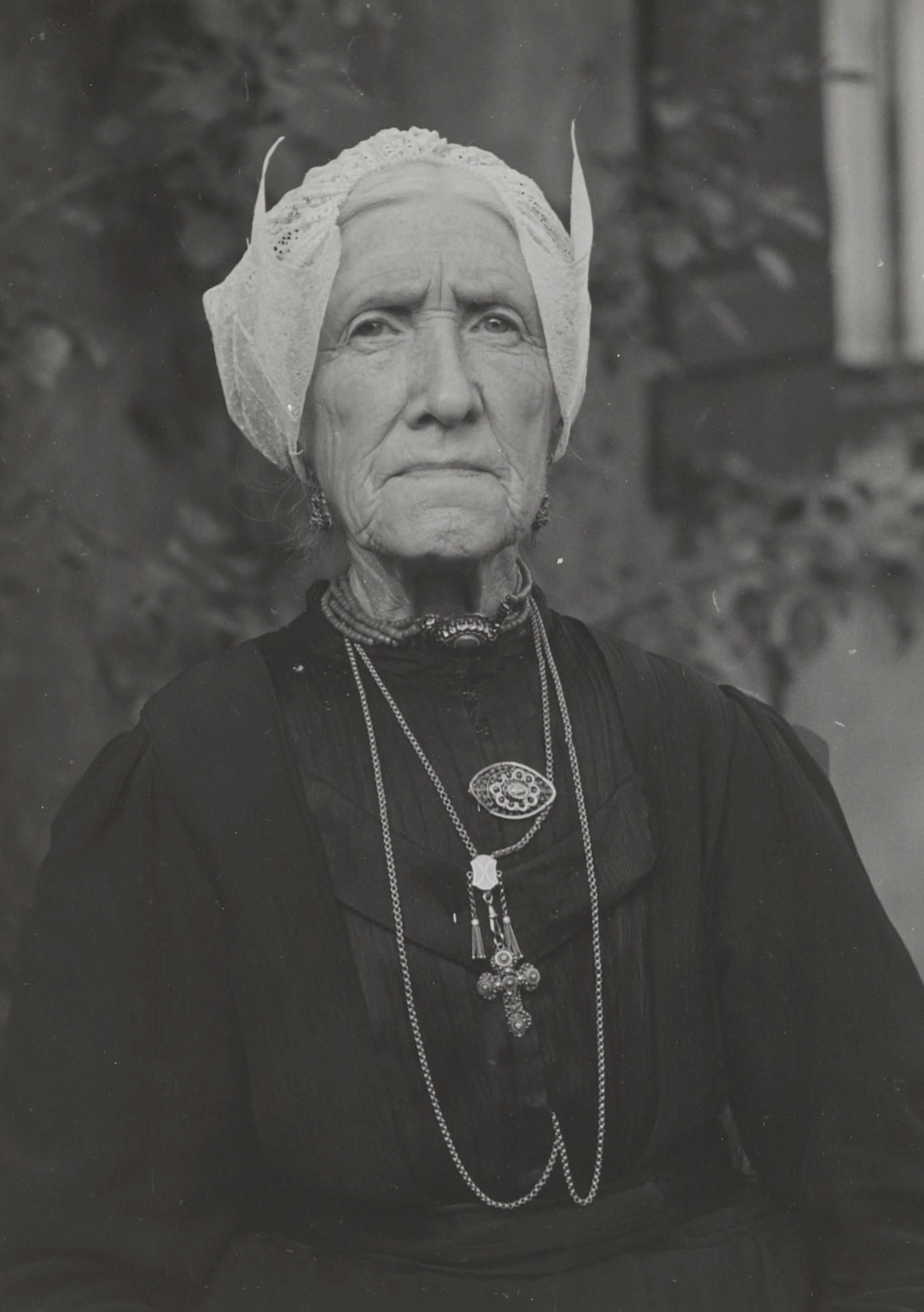 Mevrouw De Boer uit Laren in streekdracht, 1952 (zwart-wit foto)