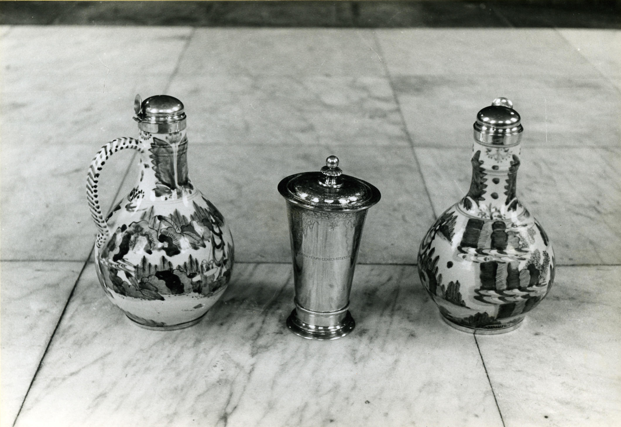 Avondmaalskannen en avondmaalsbeker, Warffum, 1944 (zwart-wit foto)