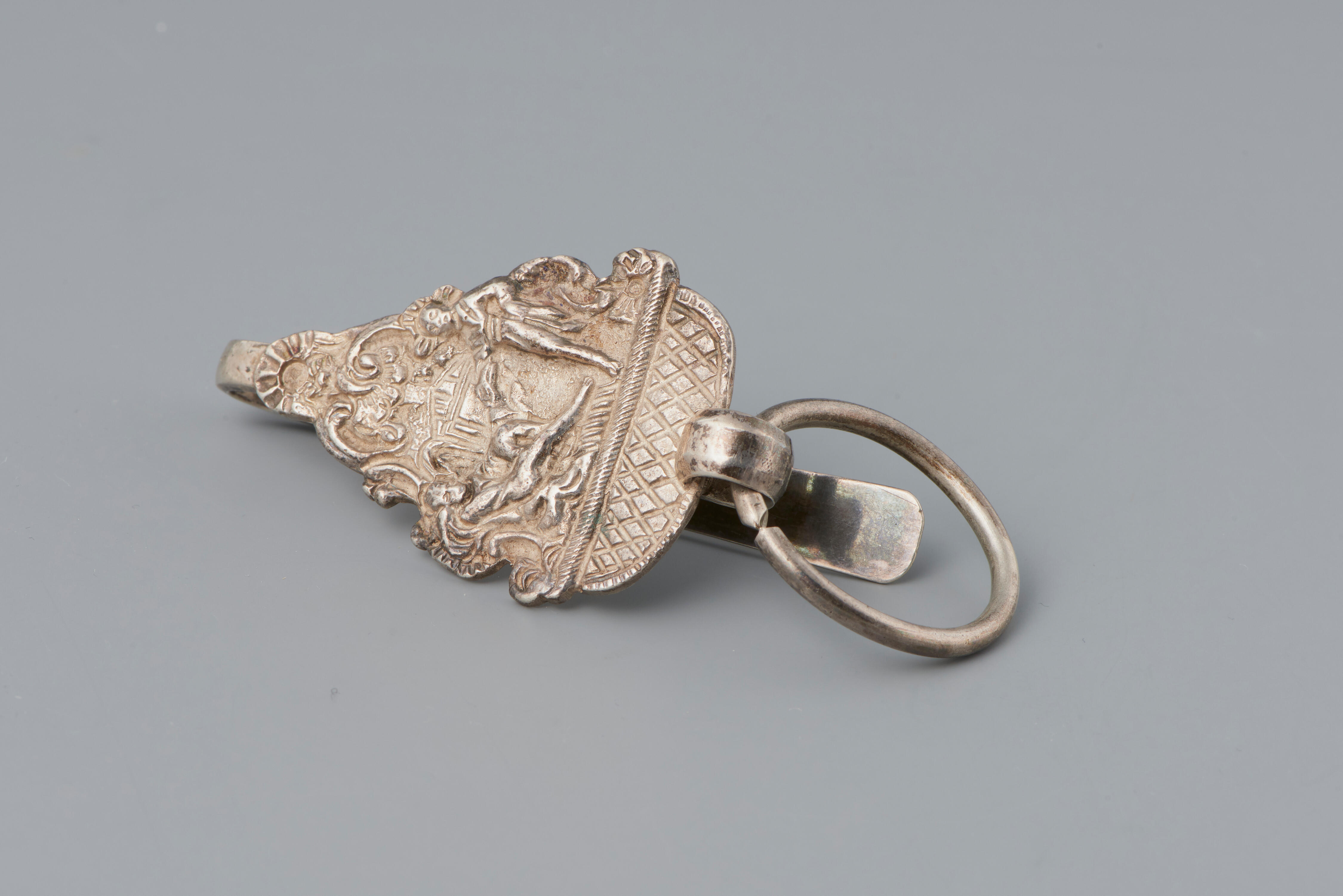 Zilveren tashaak met een voorstelling, 1892