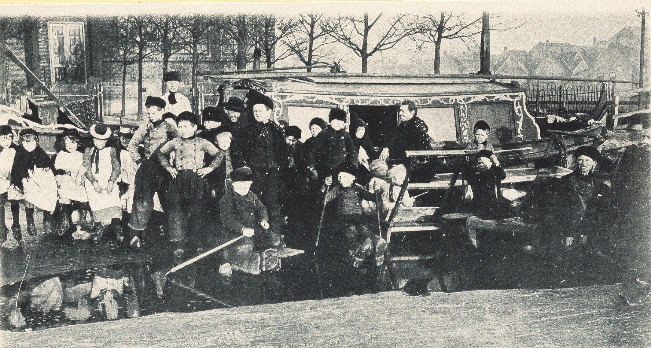 Volendammer kinderen op het ijs, 1886–1921 (ansichtkaart)