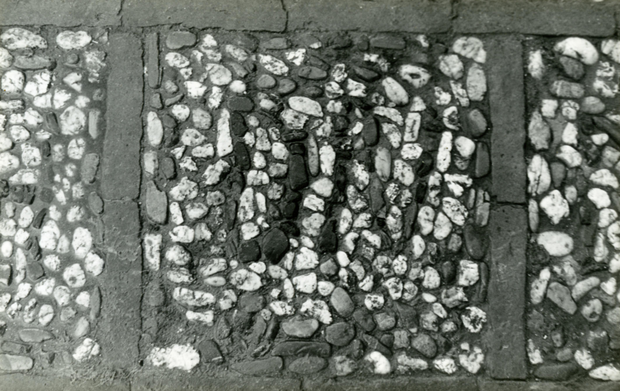 Detail van een keitjesvloer uit Geesteren, 1945 (zwart-wit foto)