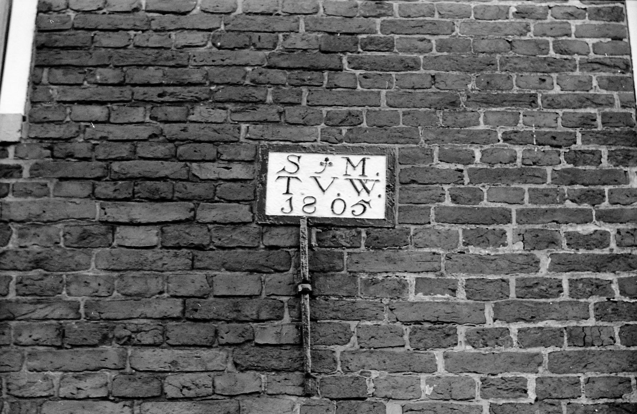 Gevelsteen, Zandeweer, 1944 (zwart-wit negatief)