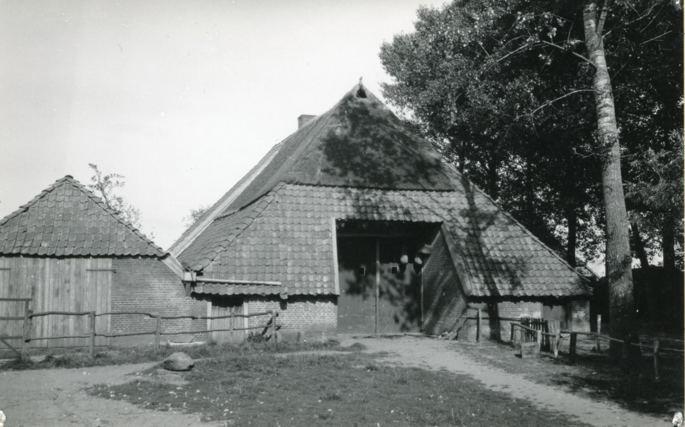 Boerderij, Zwiep, 1937 (zwart-wit foto)