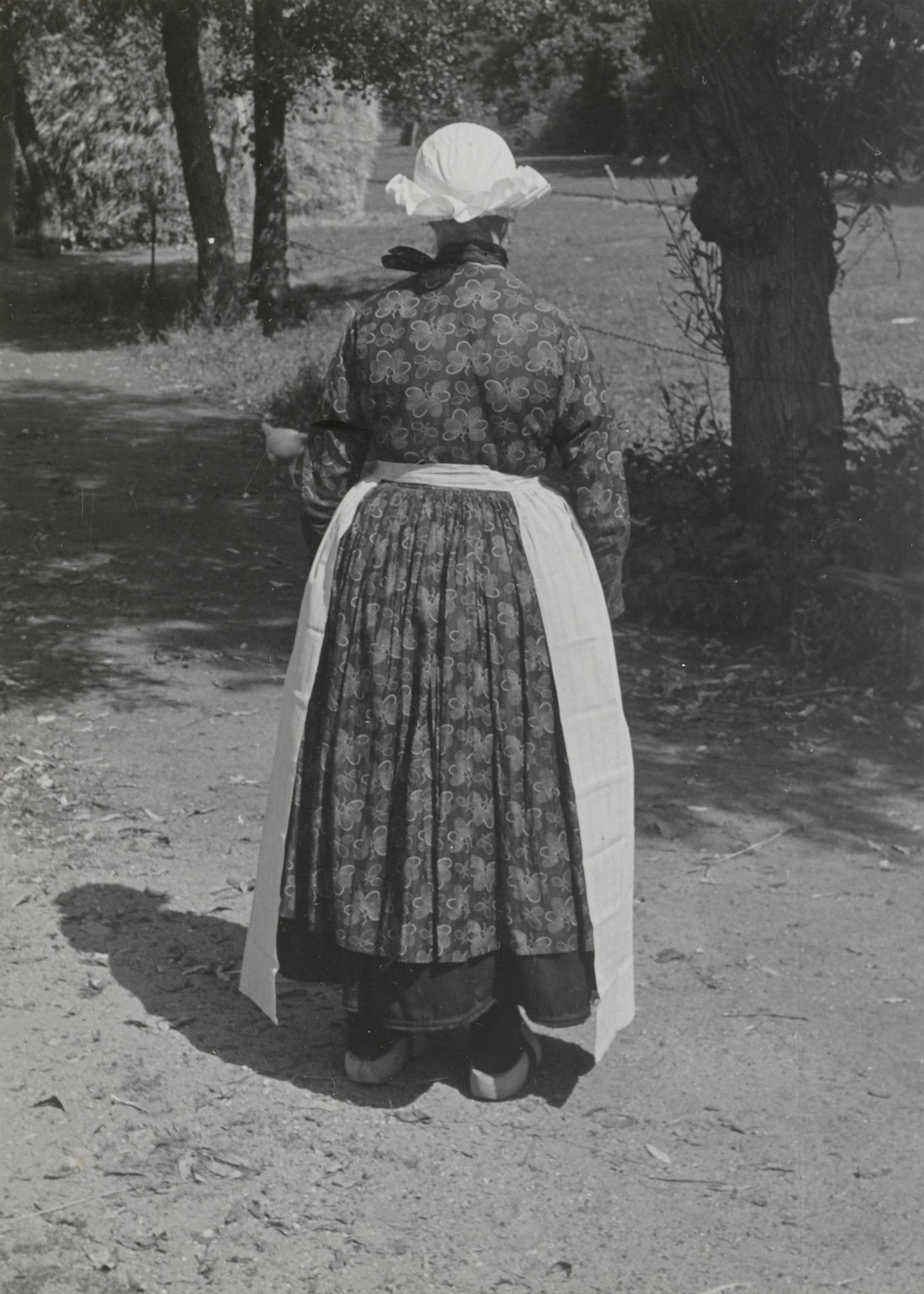 Daatje Post uit Vriezenveen in Sallandse dracht, 1947 (zwart-wit foto)