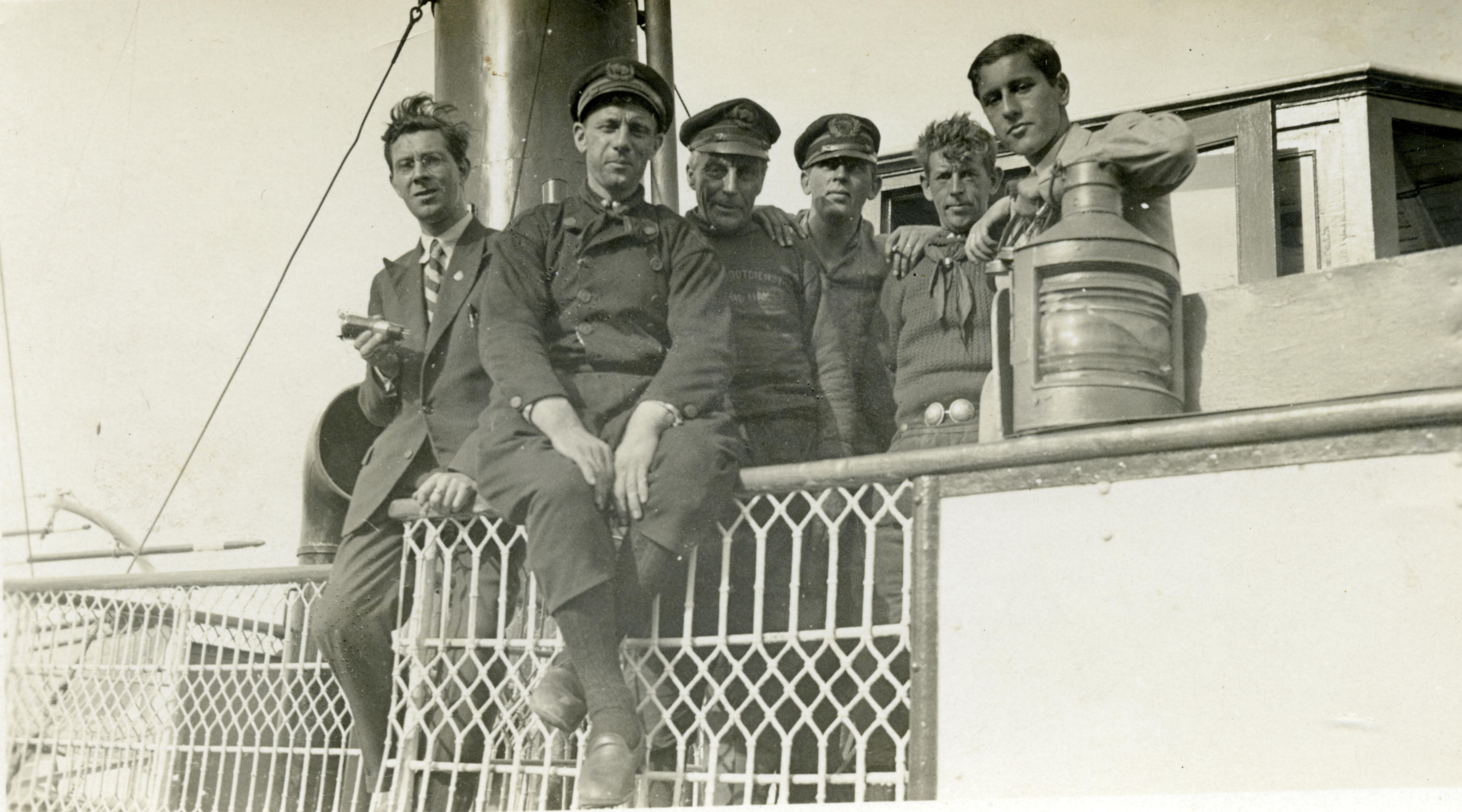 Personeel van de veerboot Insula, 1930–1940 (zwart-wit foto)