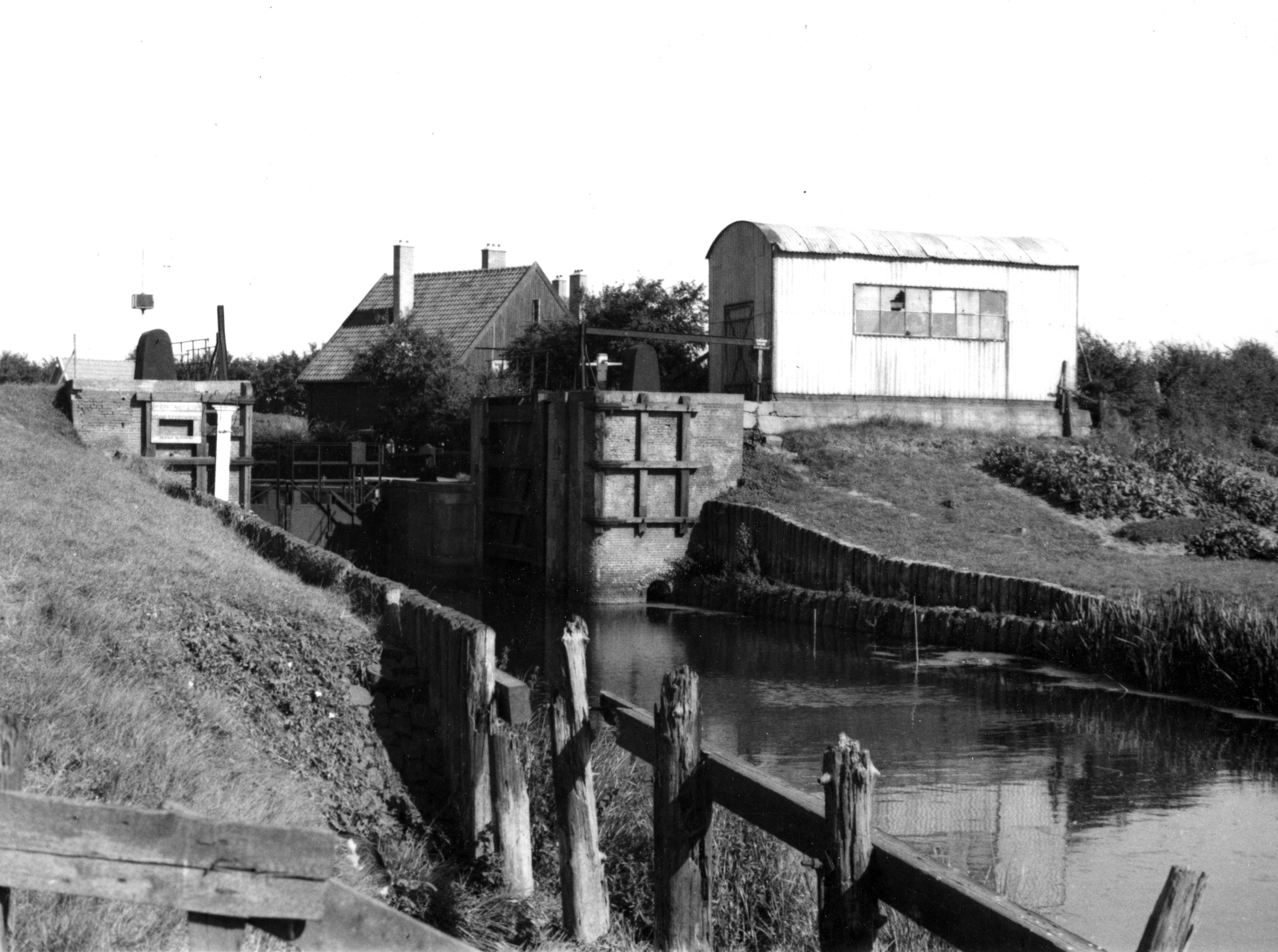 Sluis, Kuinre, 1944 (zwart-wit foto)