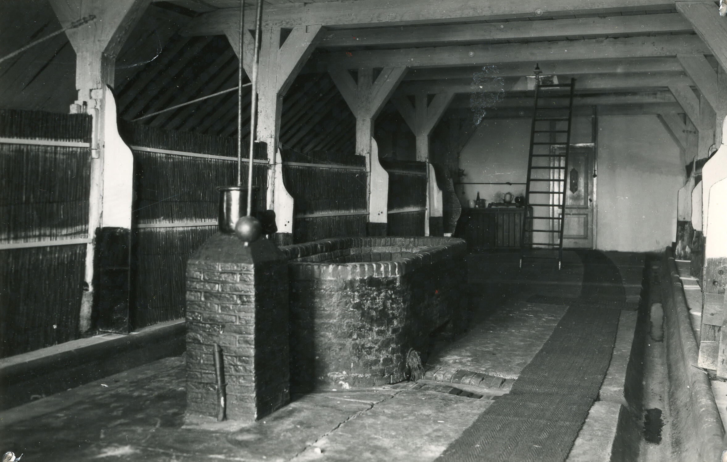 Stalinterieur, Ouderkerk aan de Amstel, 1940 (zwart-wit foto)
