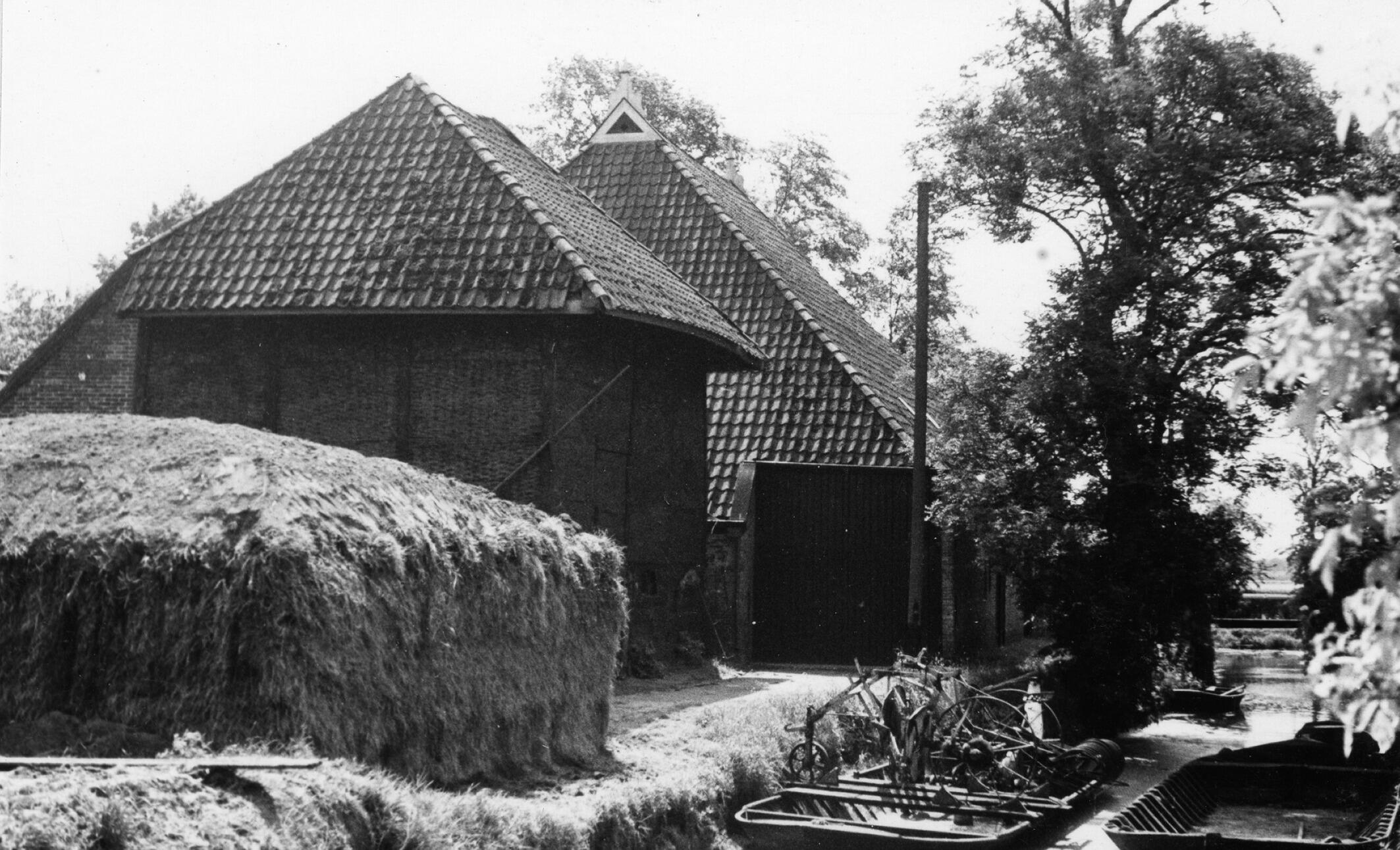 Achtererf van een boerderij, De Knipe, 1936 (zwart-wit negatief)