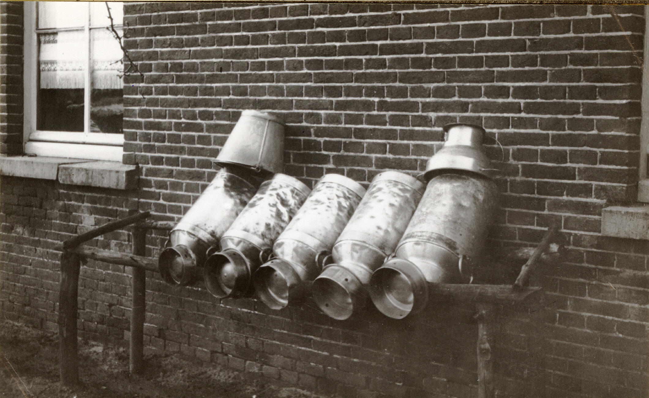 Melkbussenrek, Beers, 1936 (zwart-wit foto)