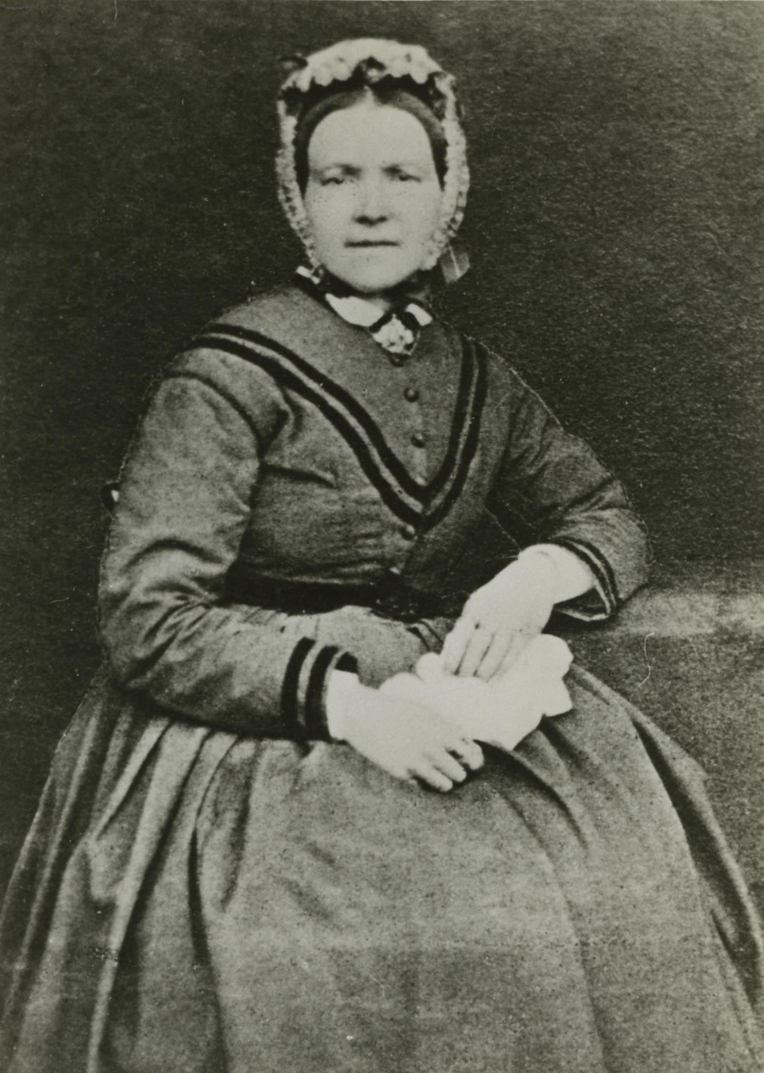 Vrouw in modedracht, circa 1880 (zwart-wit foto)