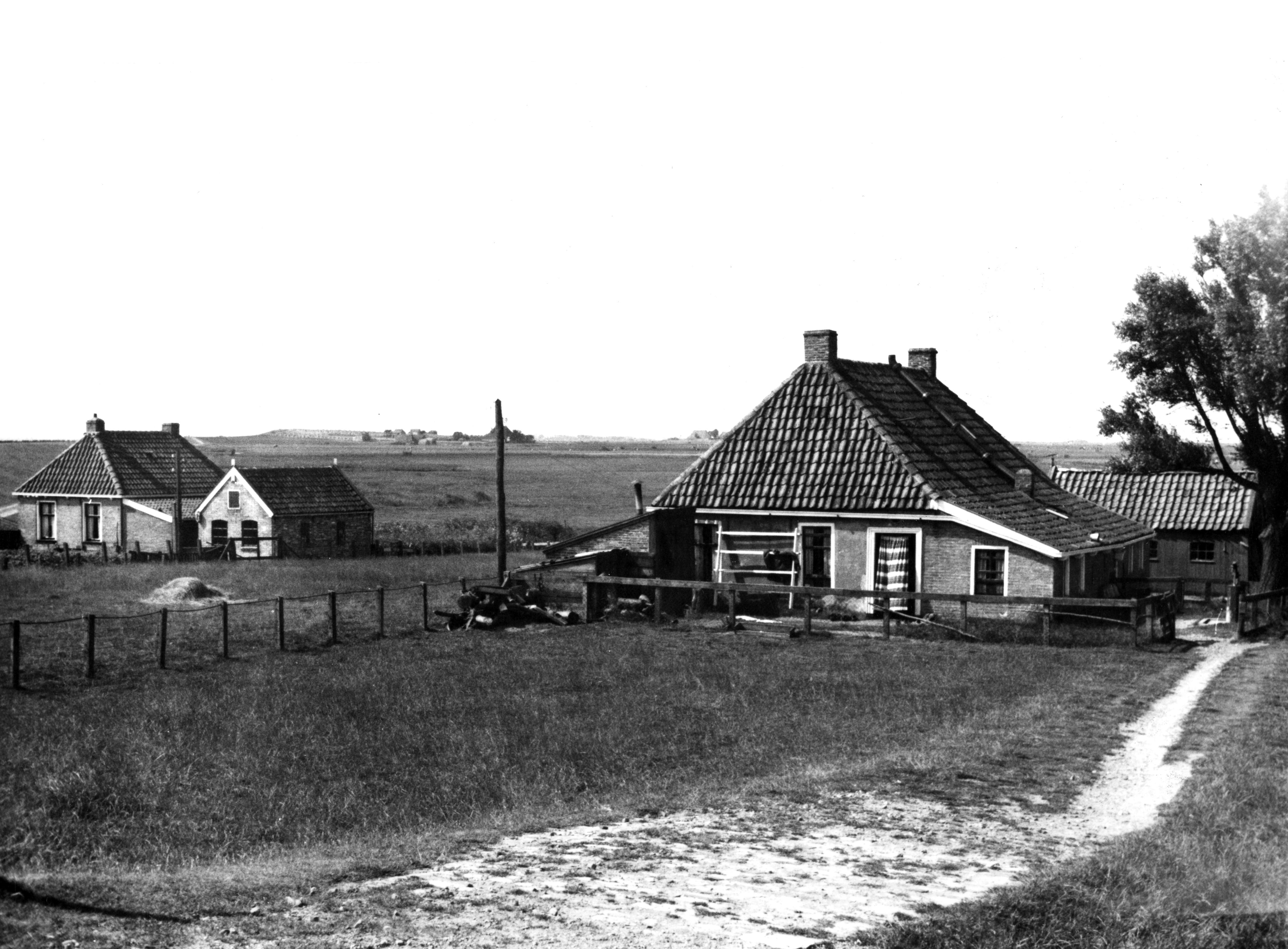 Arbeiderswoningen, Laaxum, 1944 (zwart-wit negatief)