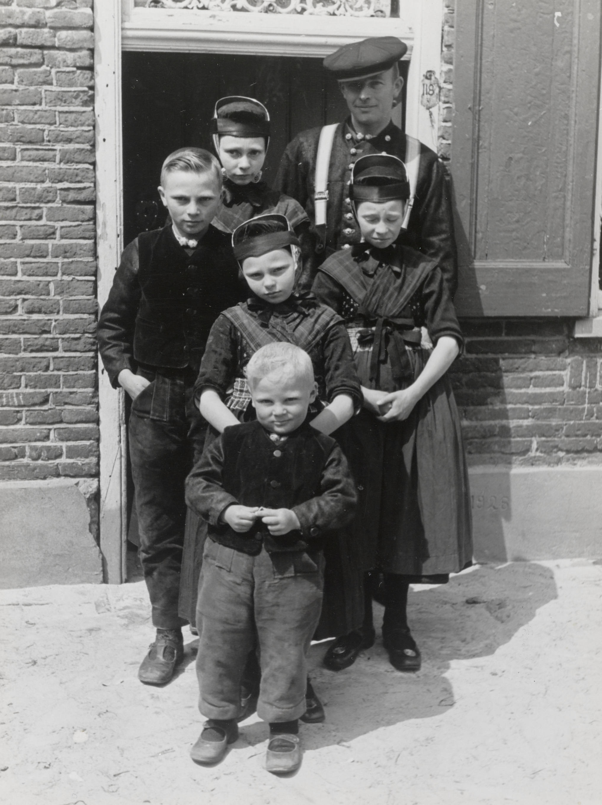 Familie Kooiker, Staphorst, 1944 (zwart-wit foto)