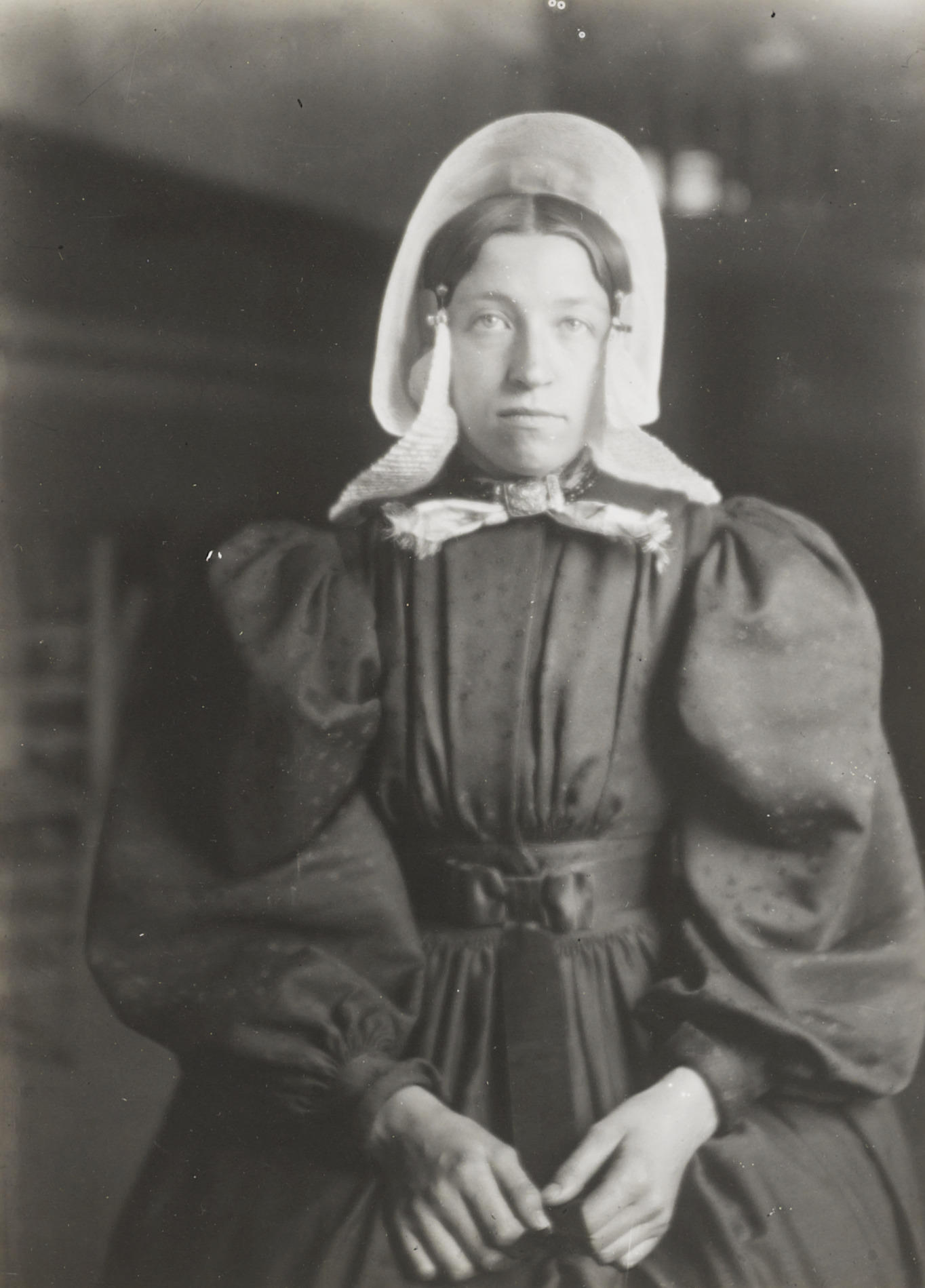 Meisje in streekdracht uit Huizen, 1916 (zwart-wit foto)