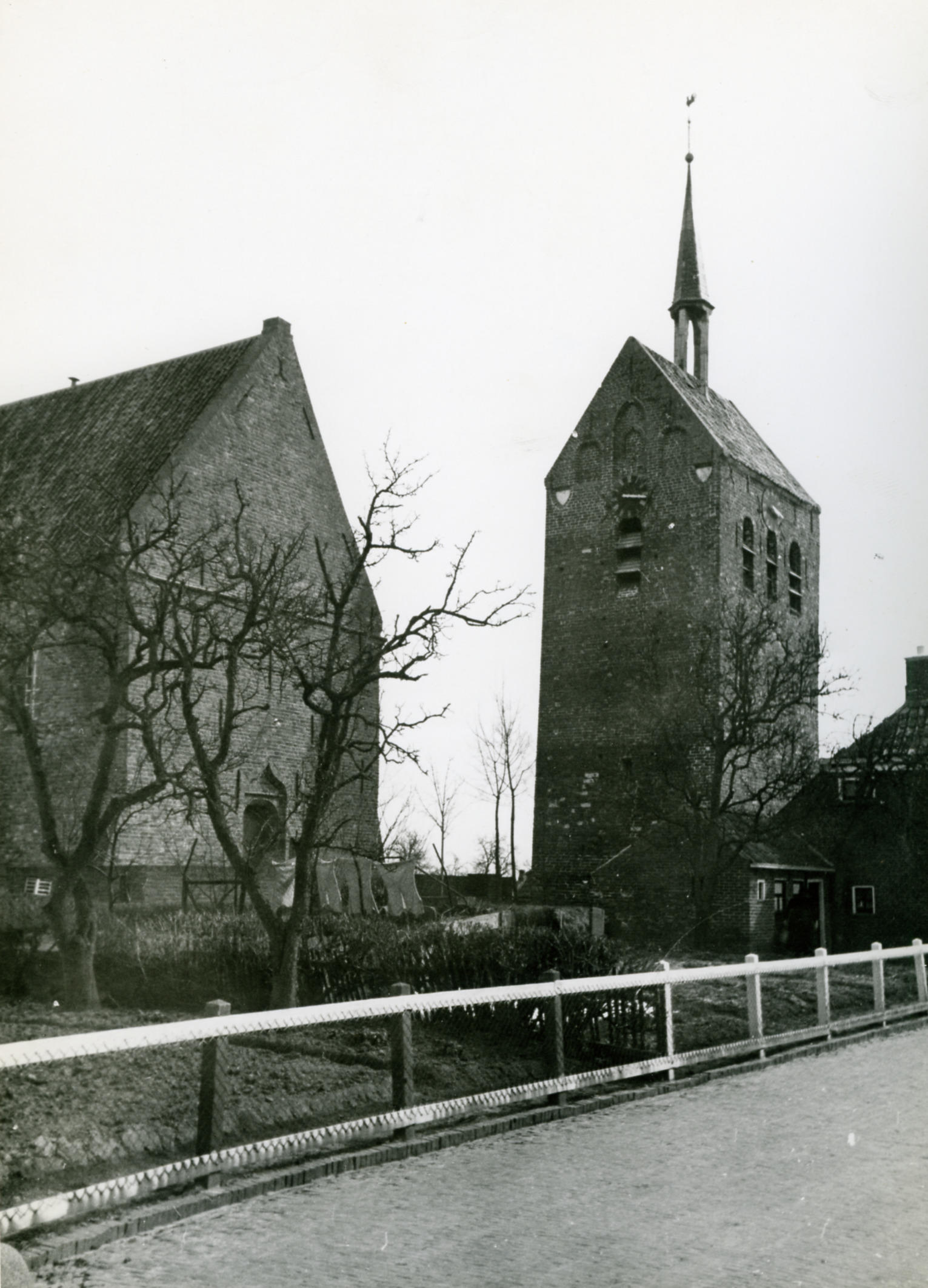 Nederlandse Hervormde kerk, Zandeweer, 1944 (zwart-wit foto)