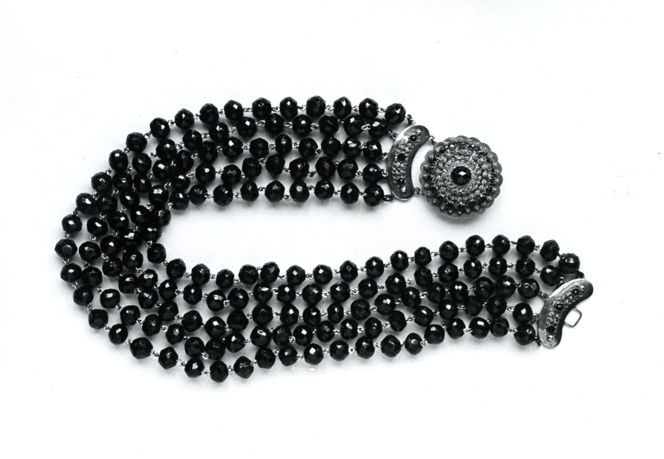 Halssnoer uit Nieuwland, 1950 (zwart-wit foto)