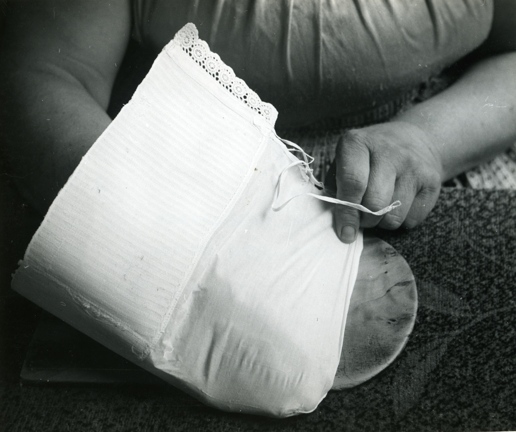 Demonstratie van het opmaken van een Walcherse muts, 1956 (zwart-wit foto)