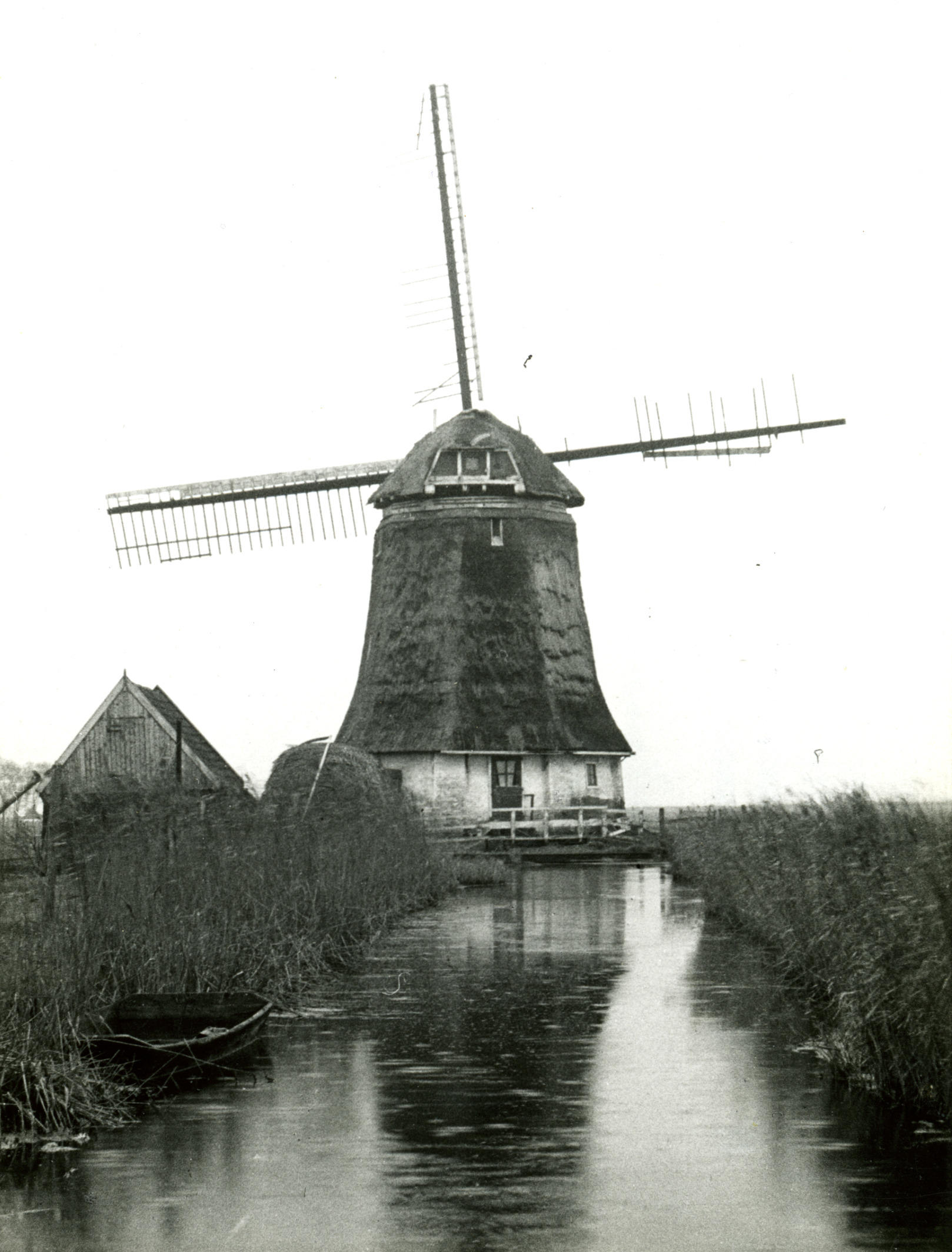 Poldermolen in de Weerepolder bij Lutjewinkel, 1947 (zwart-wit foto)