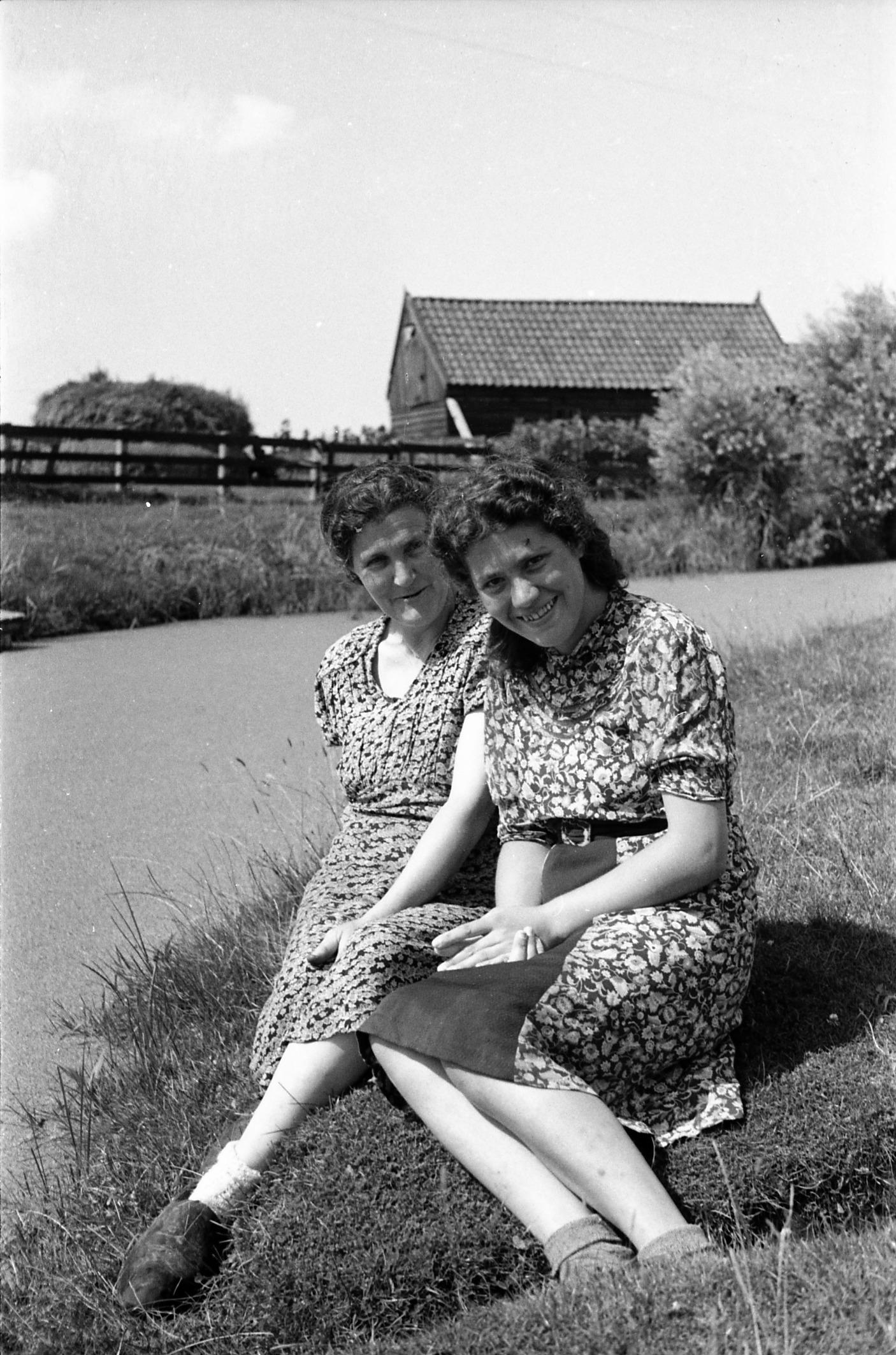 Vrouwen uit Molkwerum, 1944 (zwart-wit negatief)