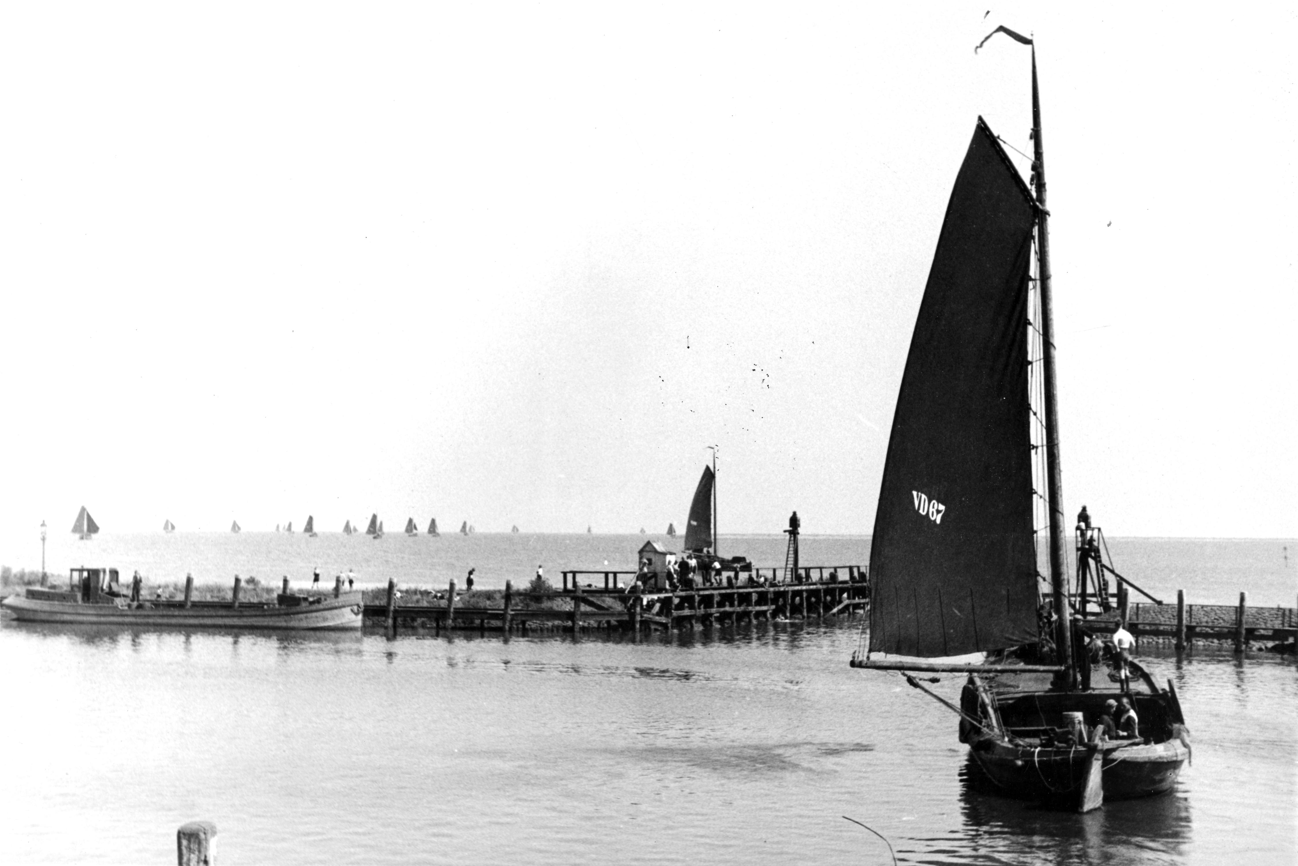 Botters in de haven van Volendam, 1943 (zwart-wit foto)