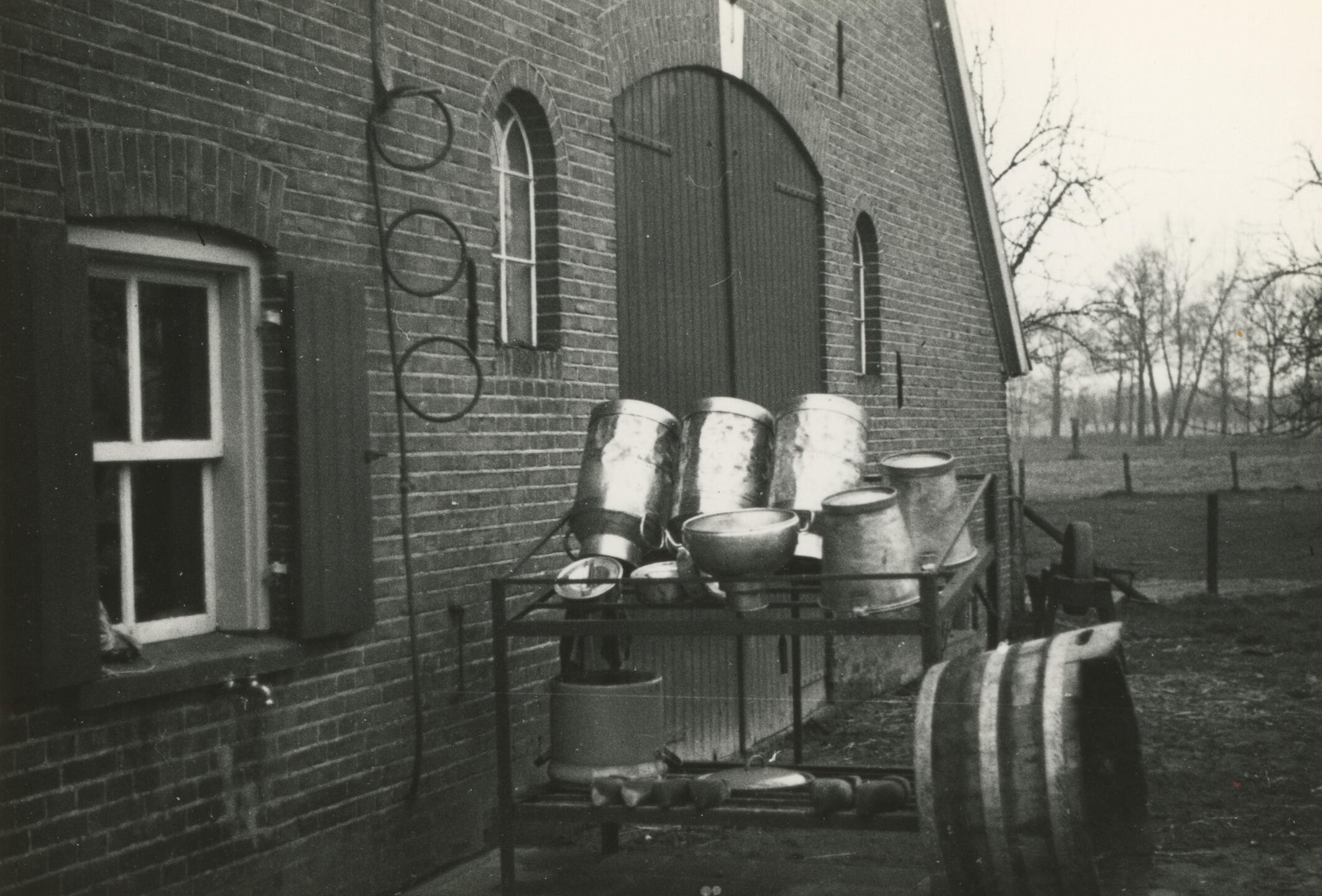 Melkbussenrek, Almen, 1938 (zwart-wit foto)