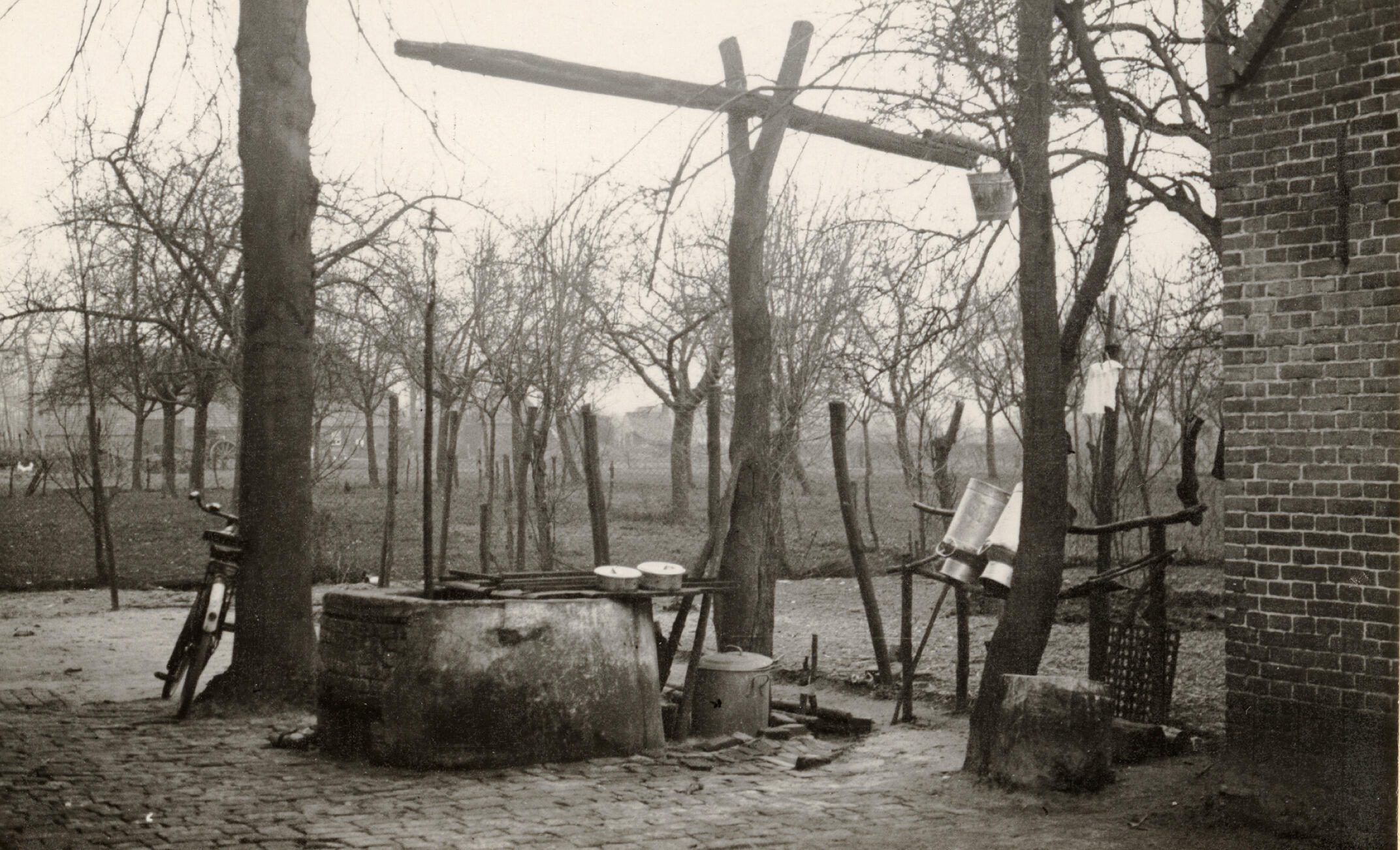 Waterput met haal, Beers, 1936 (zwart-wit foto)