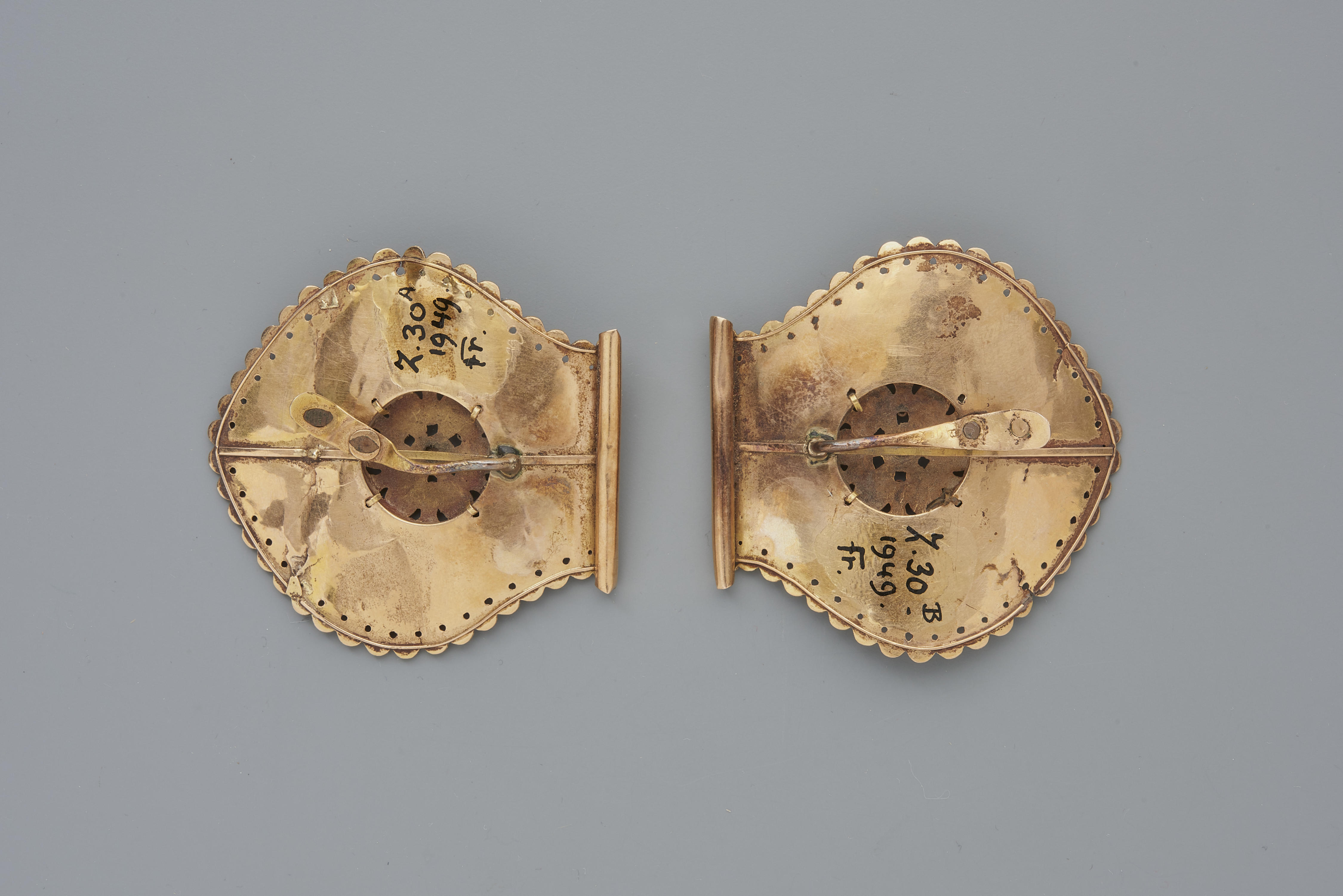 Paar gouden oorijzerstiften, Friesland, circa 1870