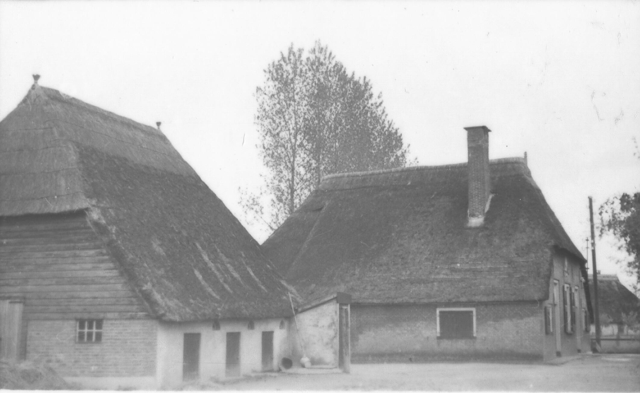 Schuur en boerderij, Apeldoorn, 1938 (zwart-wit negatief)