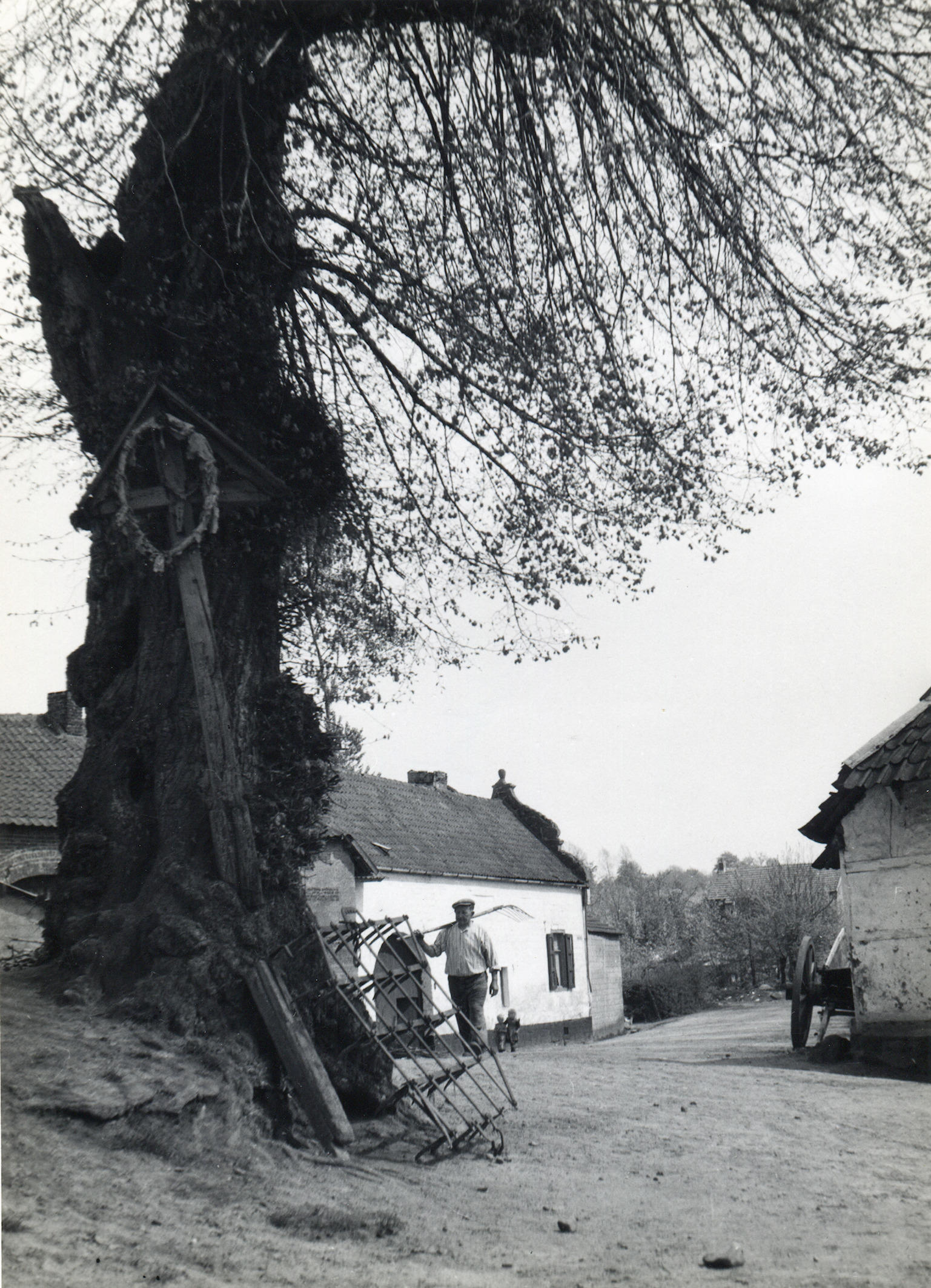 Wegkruis, Terstraten, 1948 (zwart-wit foto)