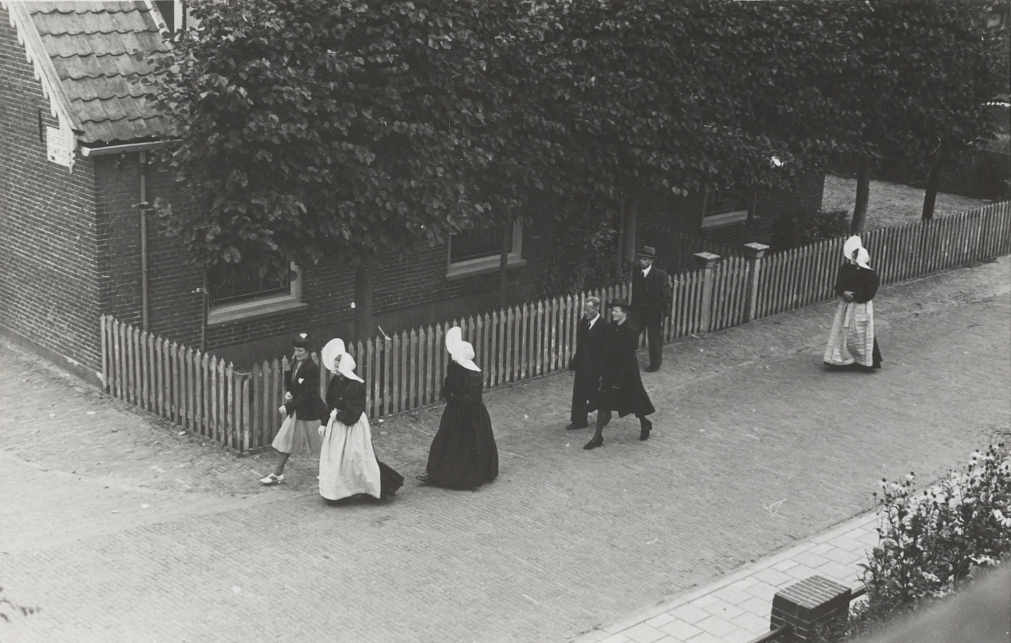 Kerkgang, Huizen, 1945 (zwart-wit foto)