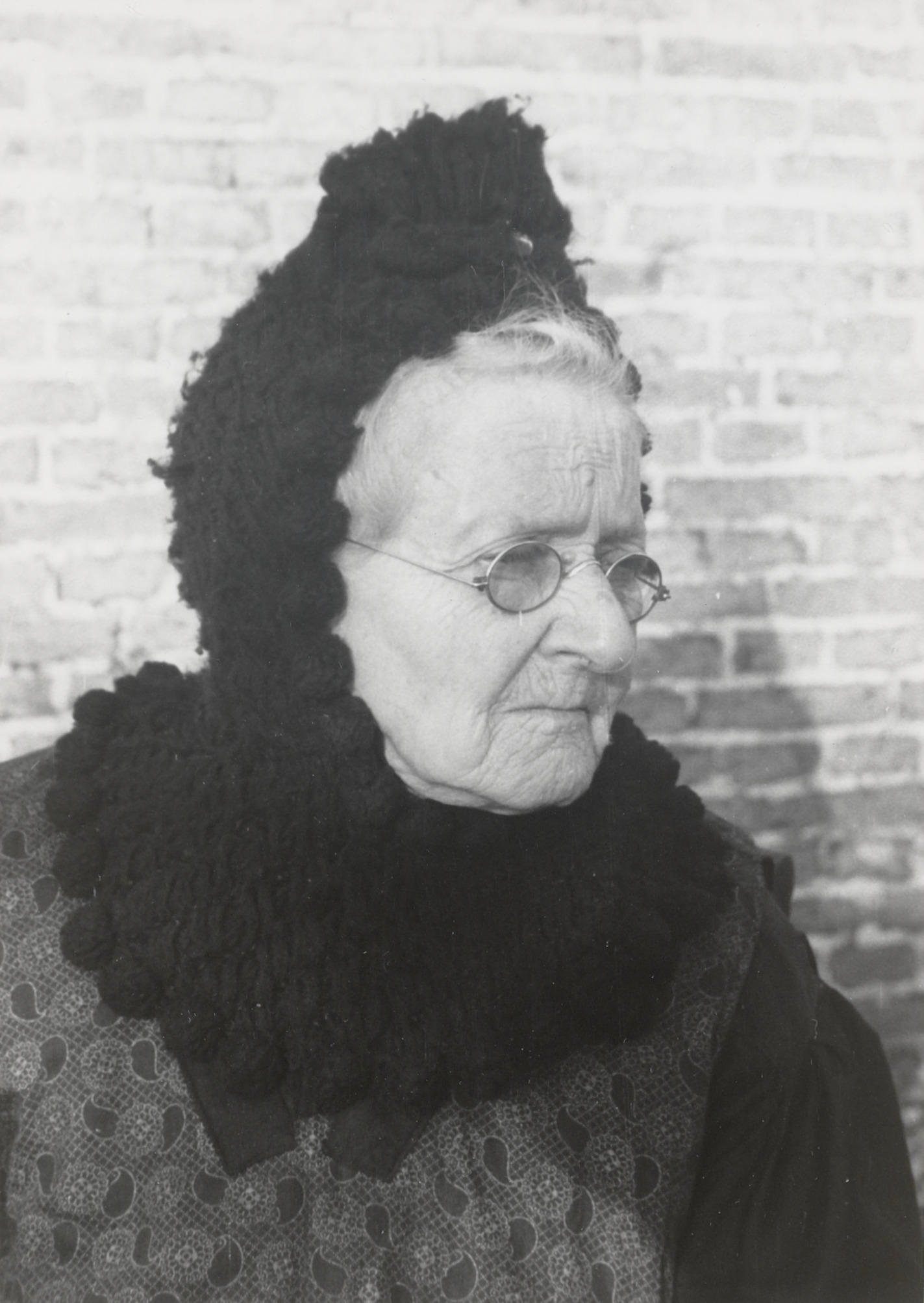 Weduwe de Boer uit Gaast in Friese dracht, 1943 (zwart-wit foto)