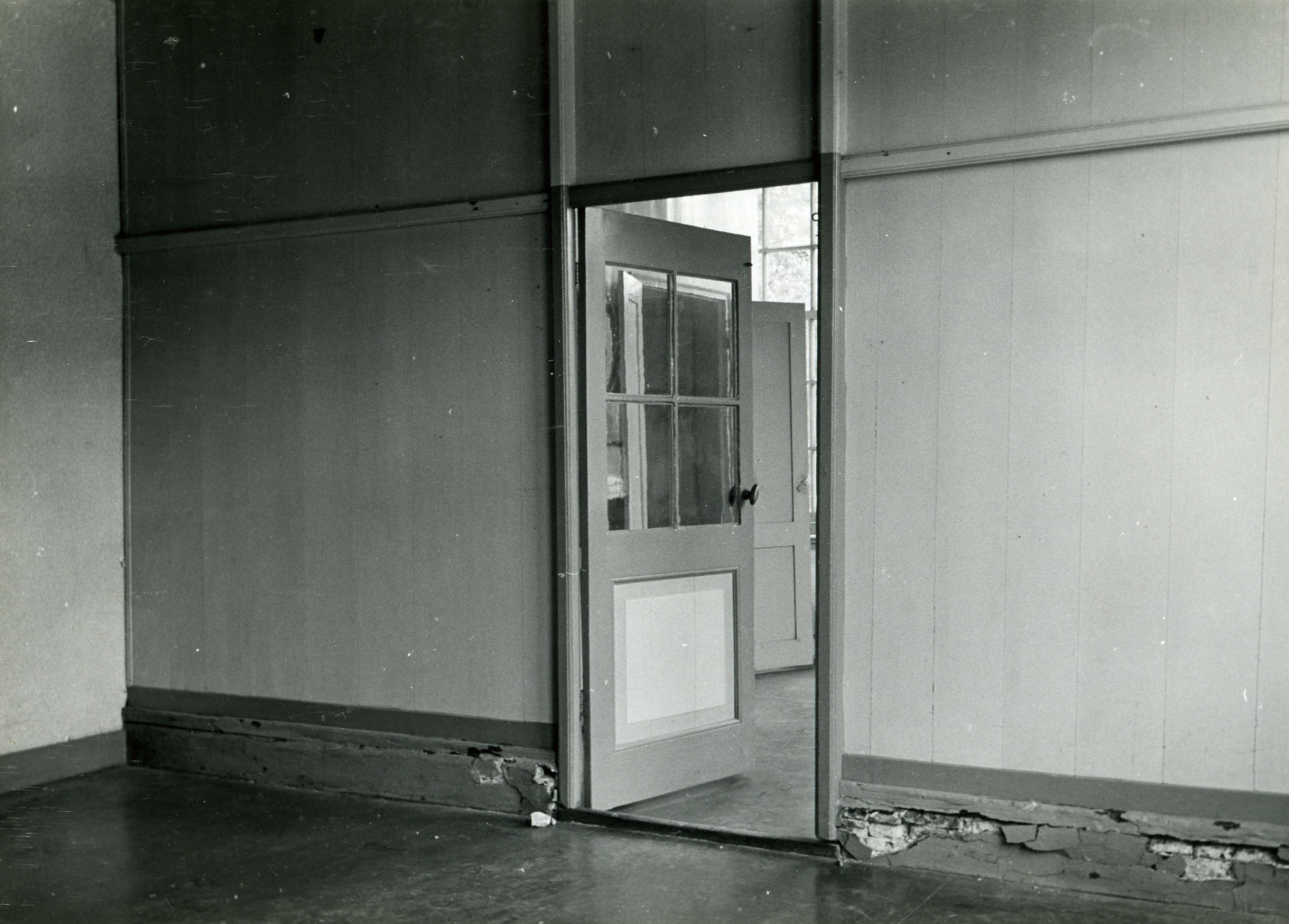 Tussenwand in herberg 'De Hanekamp', Zwolle, 1953 (zwart-wit foto)