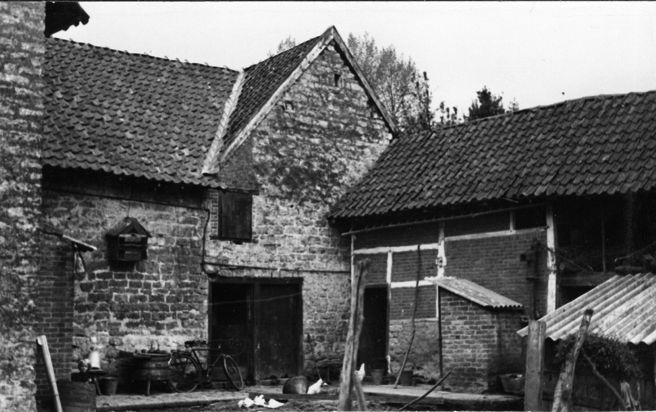 Binnenplaats van een vierkantshoeve, Overeys, 1937 (zwart-wit negatief)