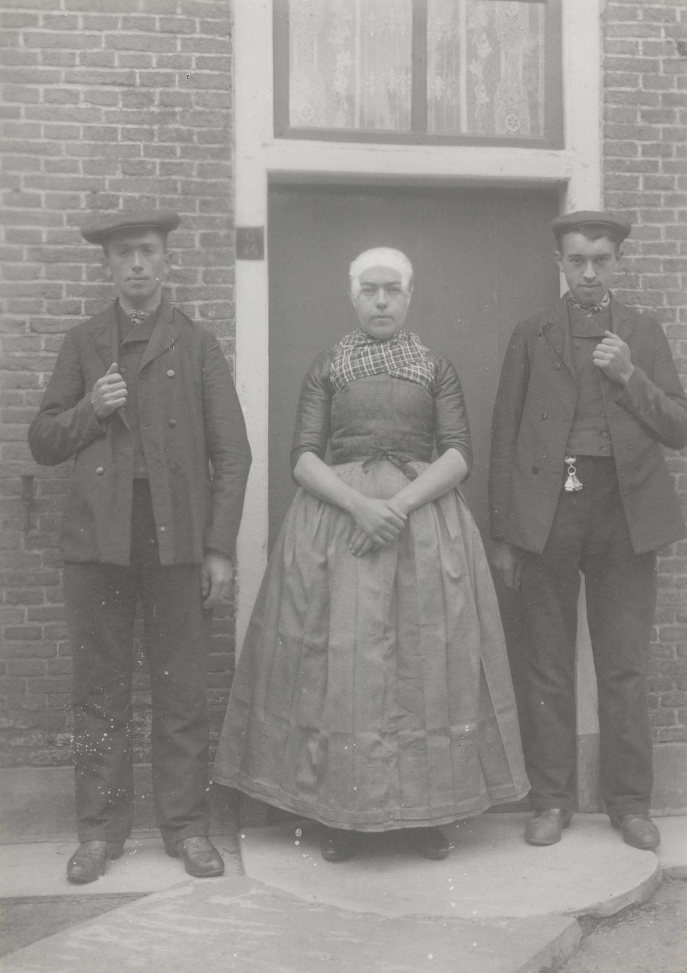 Jan, Stijntje en Lammert de Zwaan uit Hulshorst, circa 1915 (zwart-wit foto)