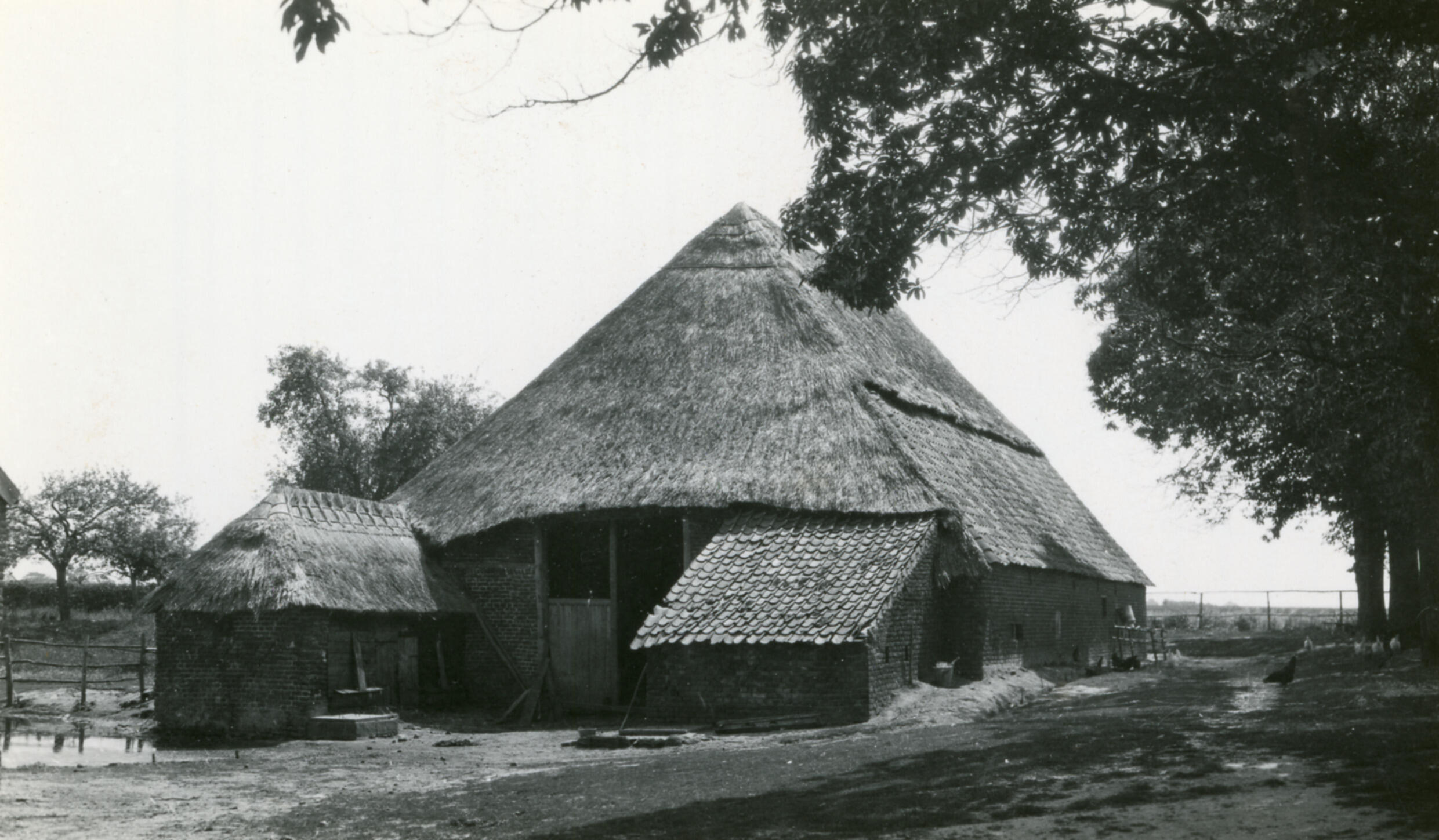 Boerderij 'Op den Dekker', Maashees, 1930 (zwart-wit foto)