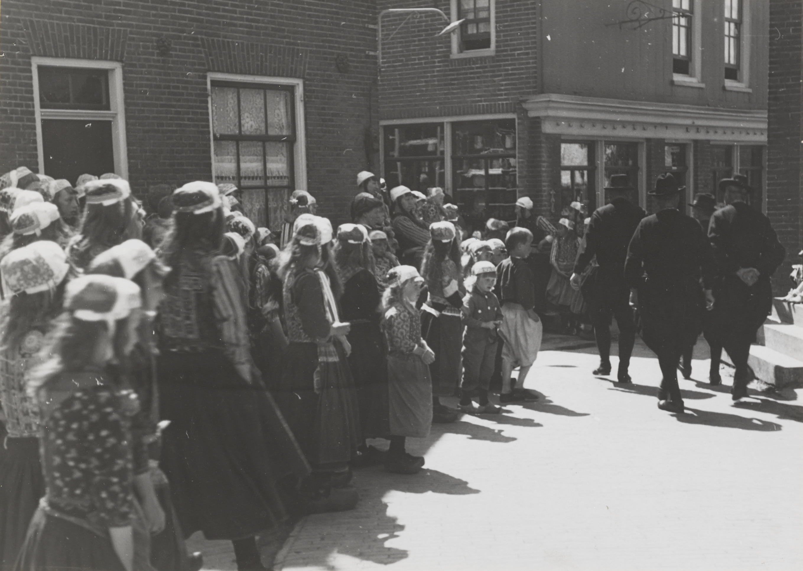 Groep Markers in streekdracht, 1943 (zwart-wit foto)