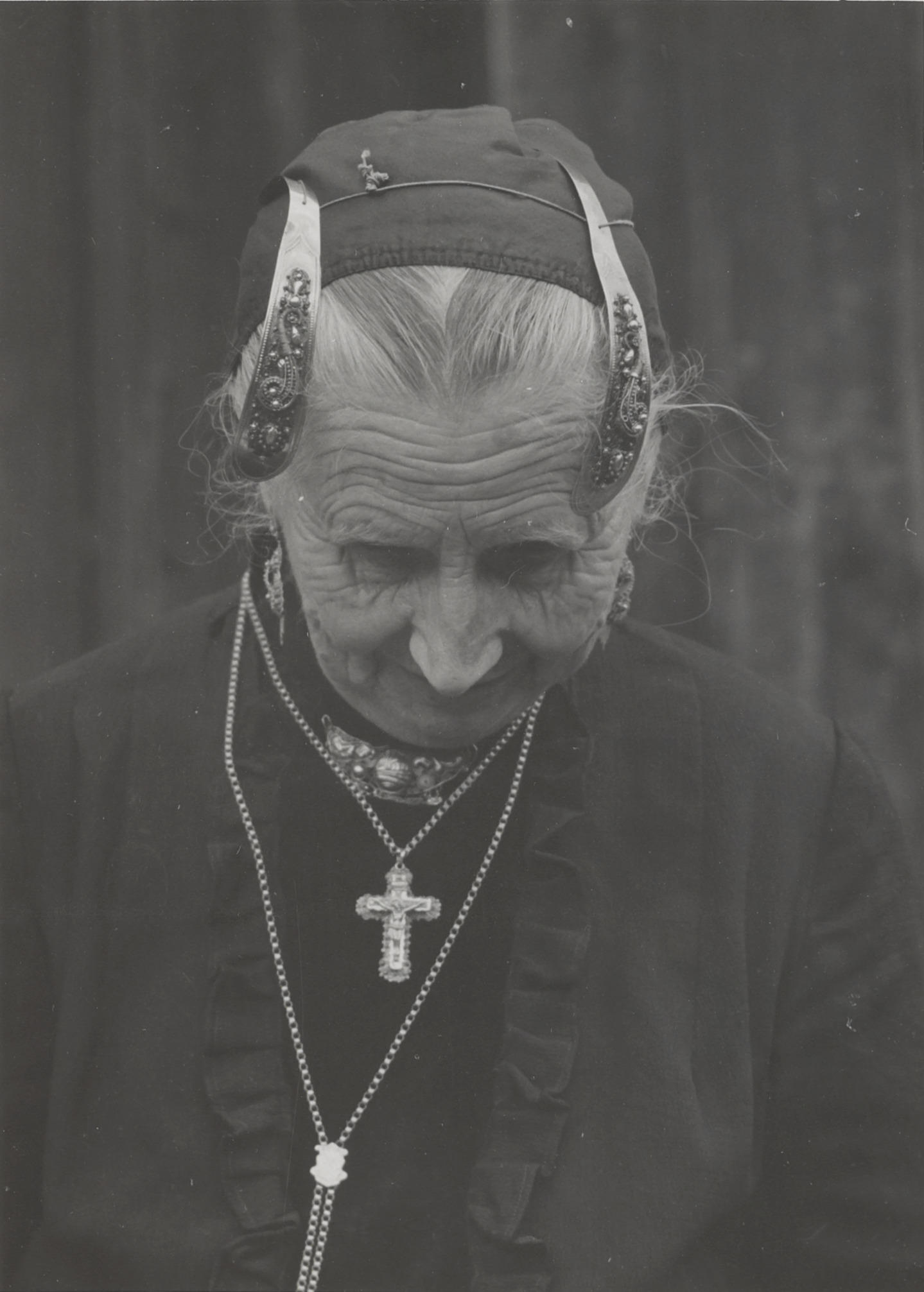 Opzetten van de 'kap', Laren, 1952 (zwart-wit foto)